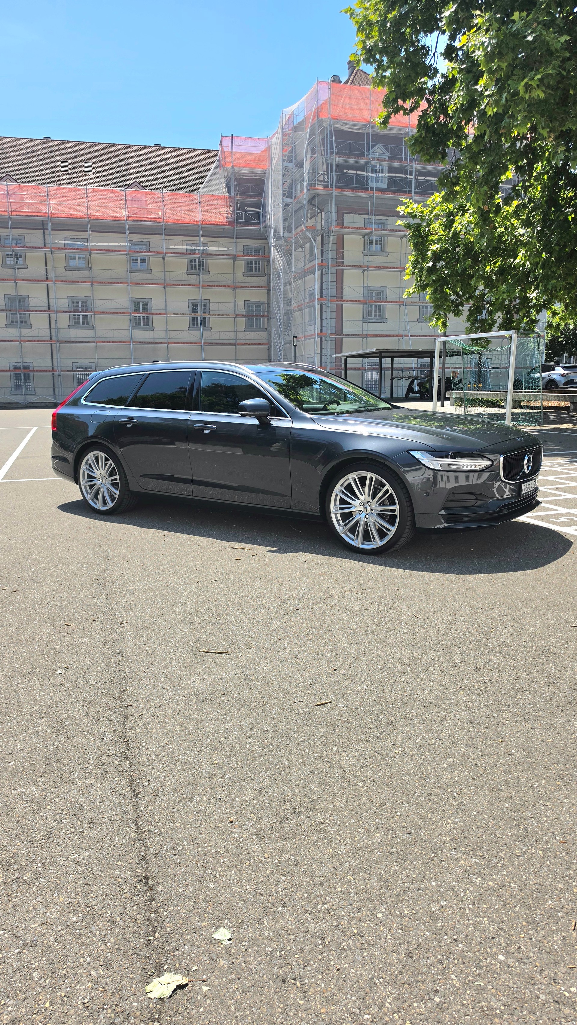 VOLVO D4 Momentum-image-3