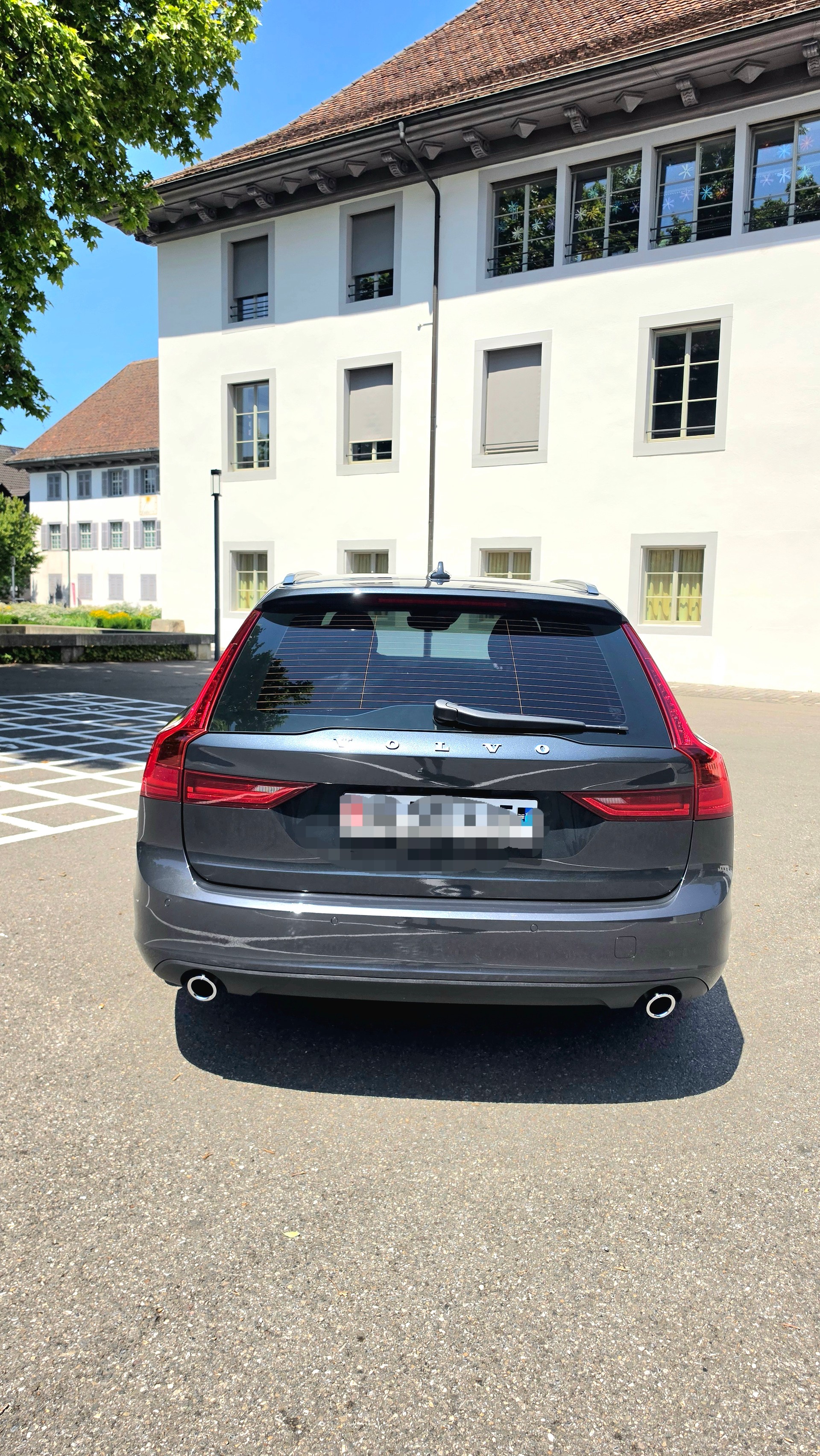 VOLVO D4 Momentum-image-5