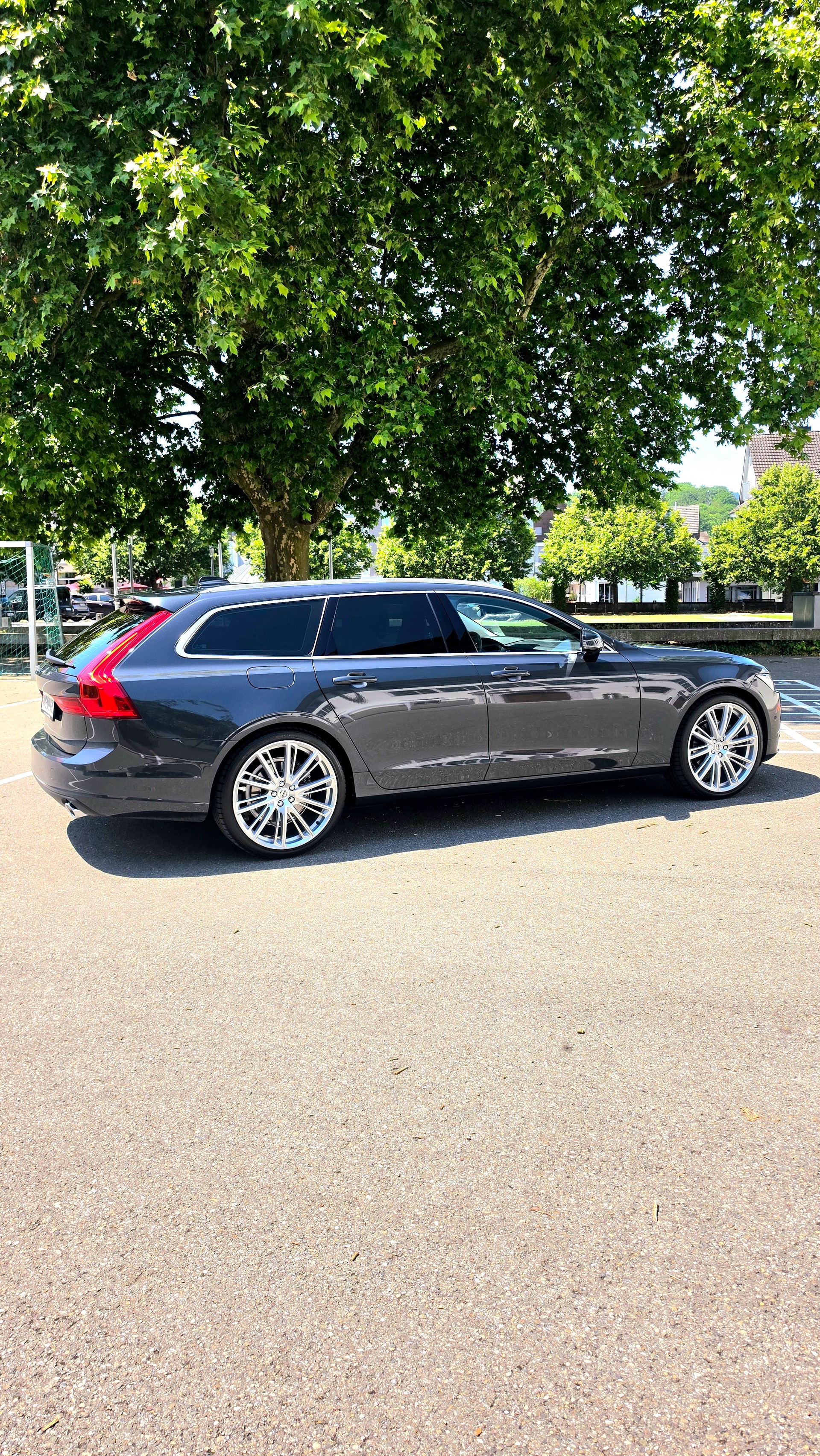VOLVO D4 Momentum-image-4
