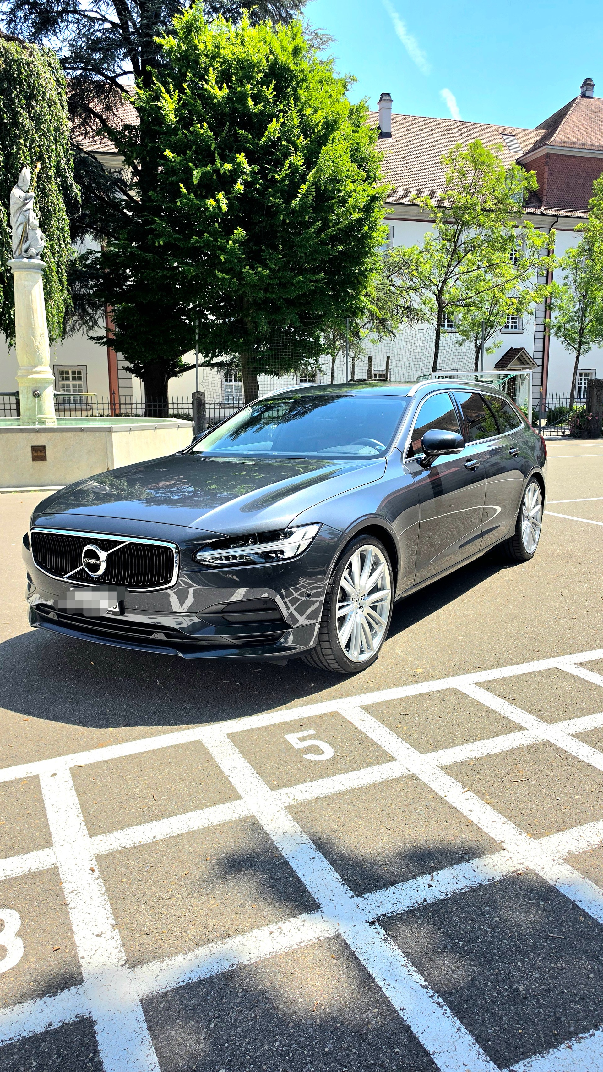 VOLVO D4 Momentum-image-1