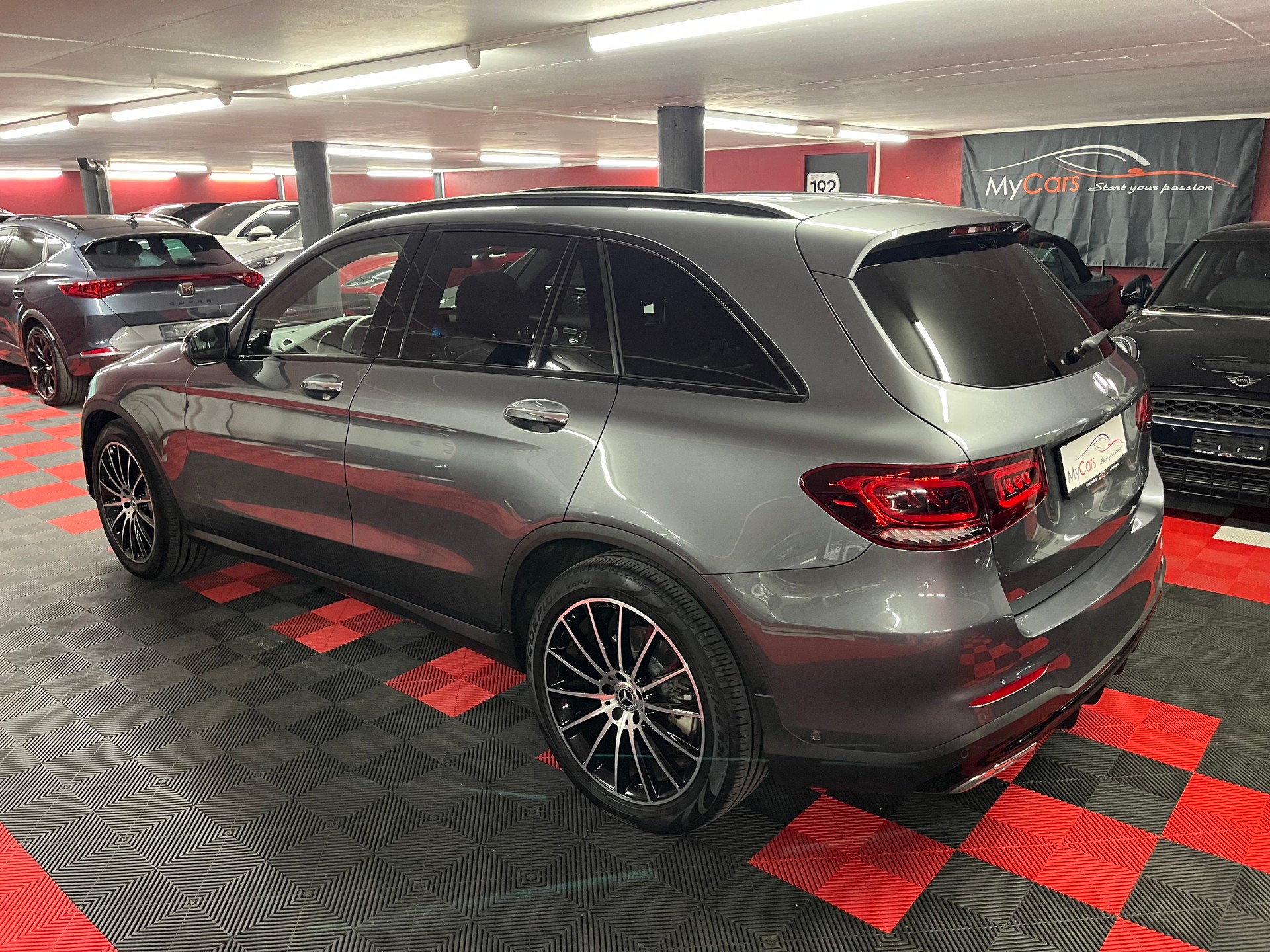 MERCEDES-BENZ GLC 200 AMG Line 4Matic 9G-Tronic-image-9