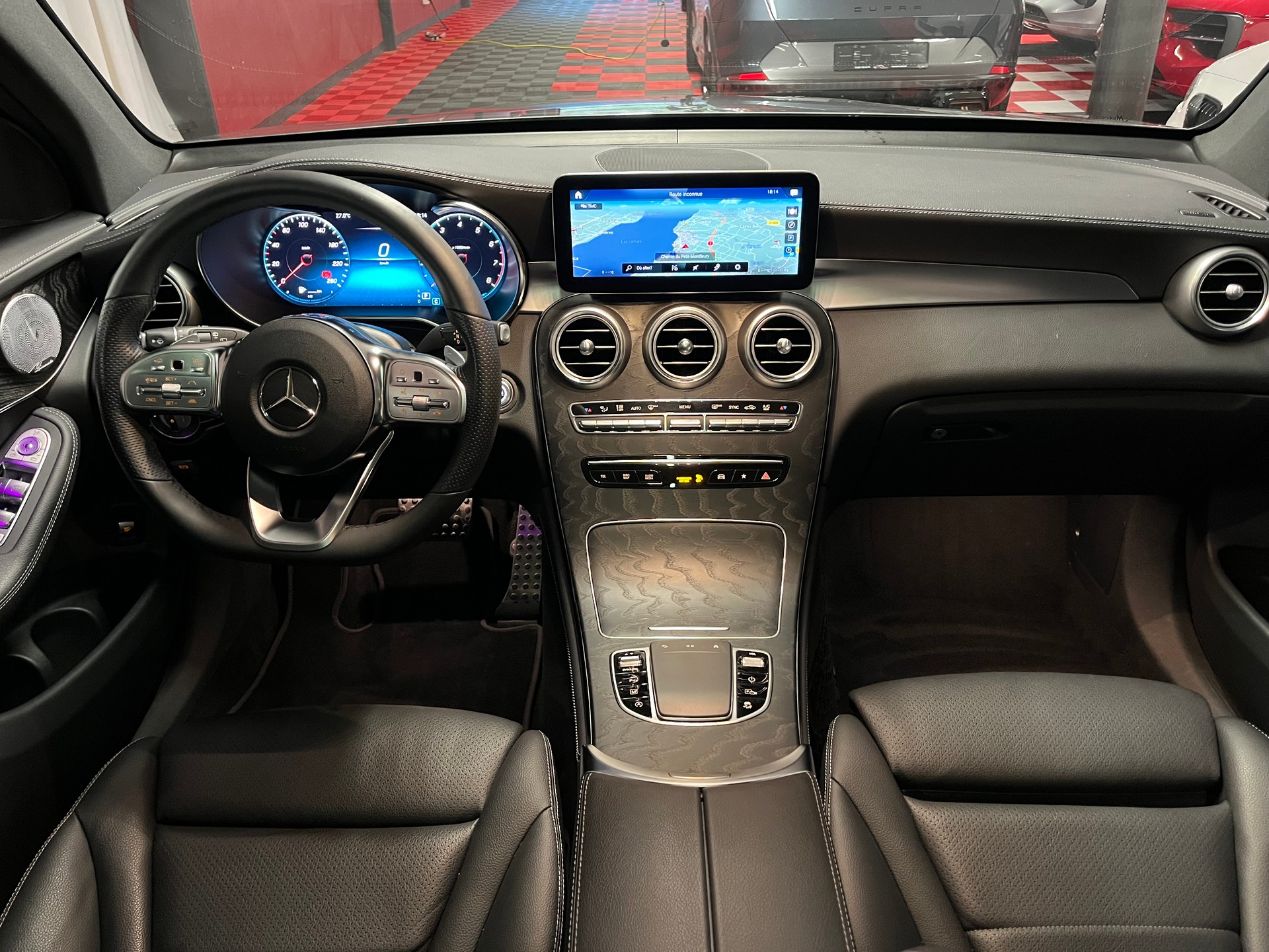 MERCEDES-BENZ GLC 200 AMG Line 4Matic 9G-Tronic-image-14