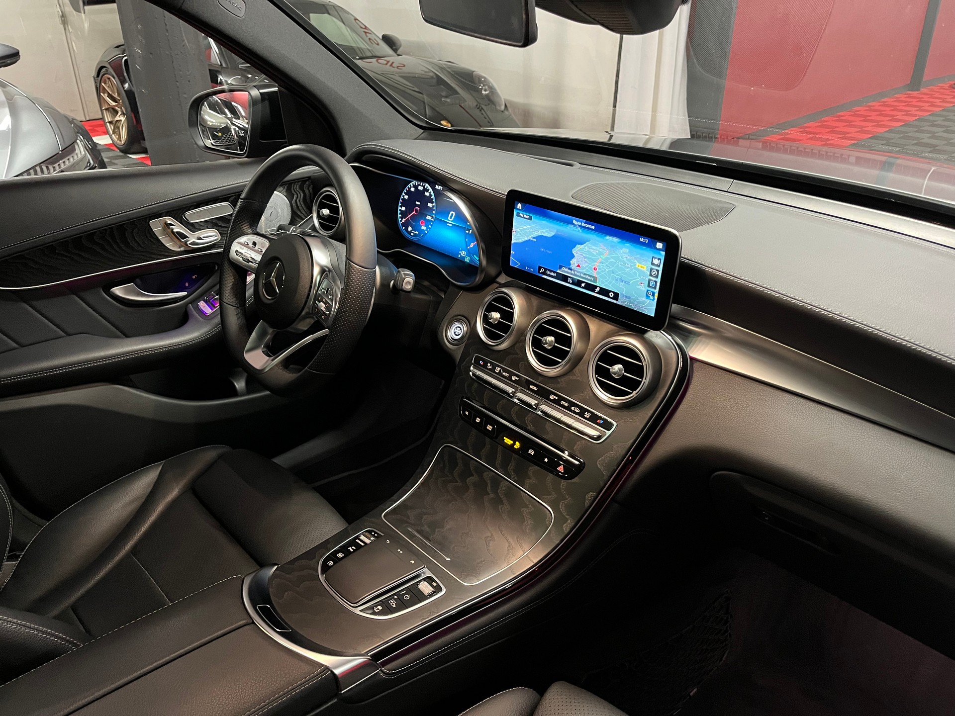 MERCEDES-BENZ GLC 200 AMG Line 4Matic 9G-Tronic-image-13