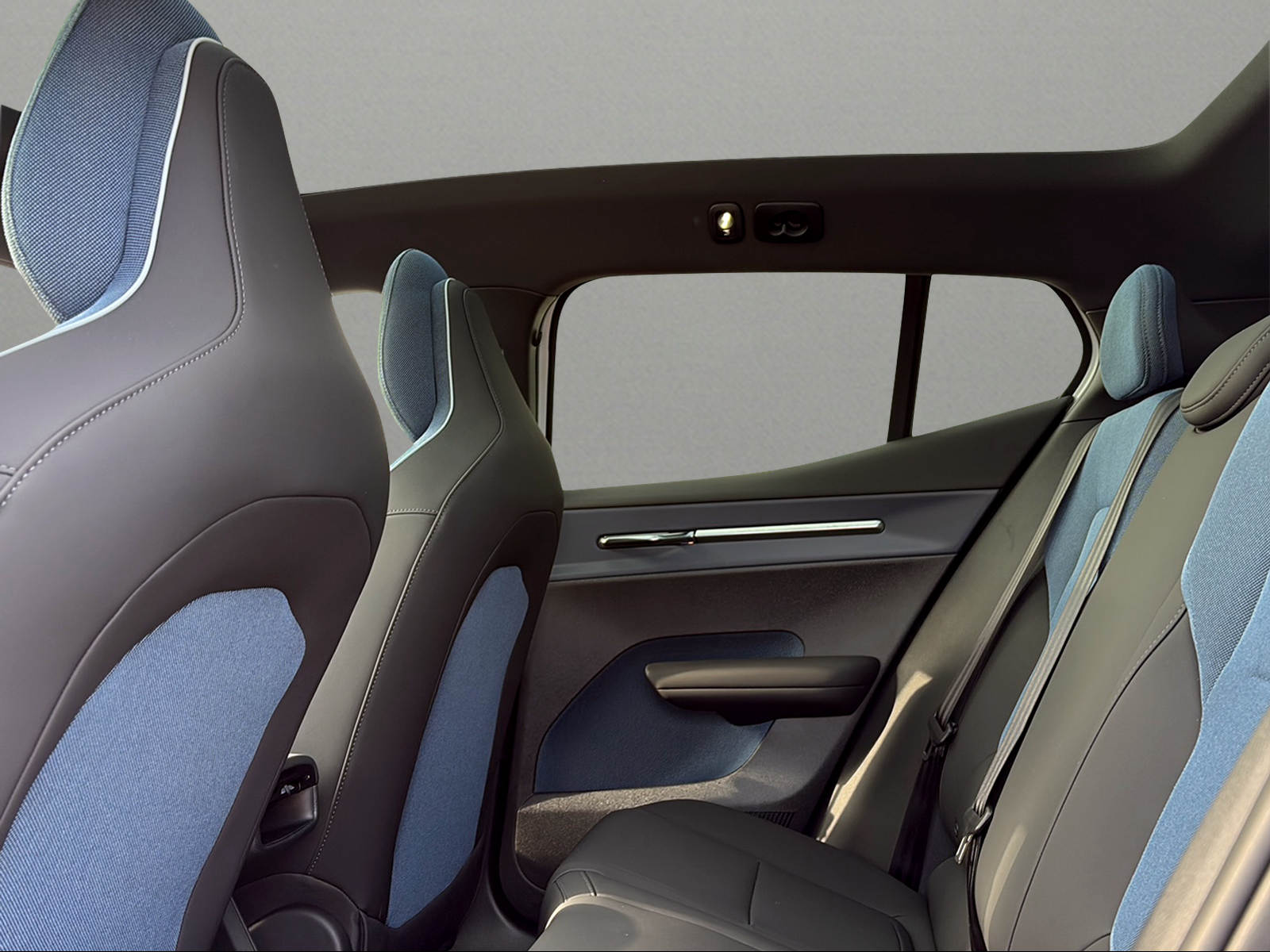 VOLVO EX30 P5 69 kWh Long Range Ultra-image-5