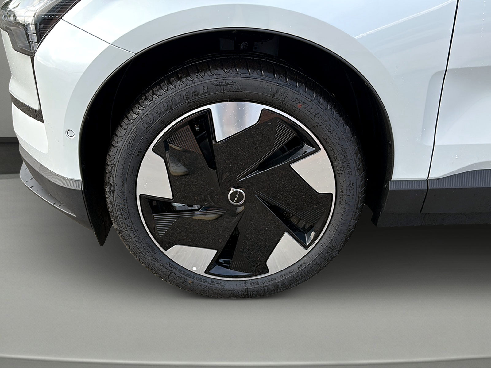 VOLVO EX30 P5 69 kWh Long Range Ultra-image-2