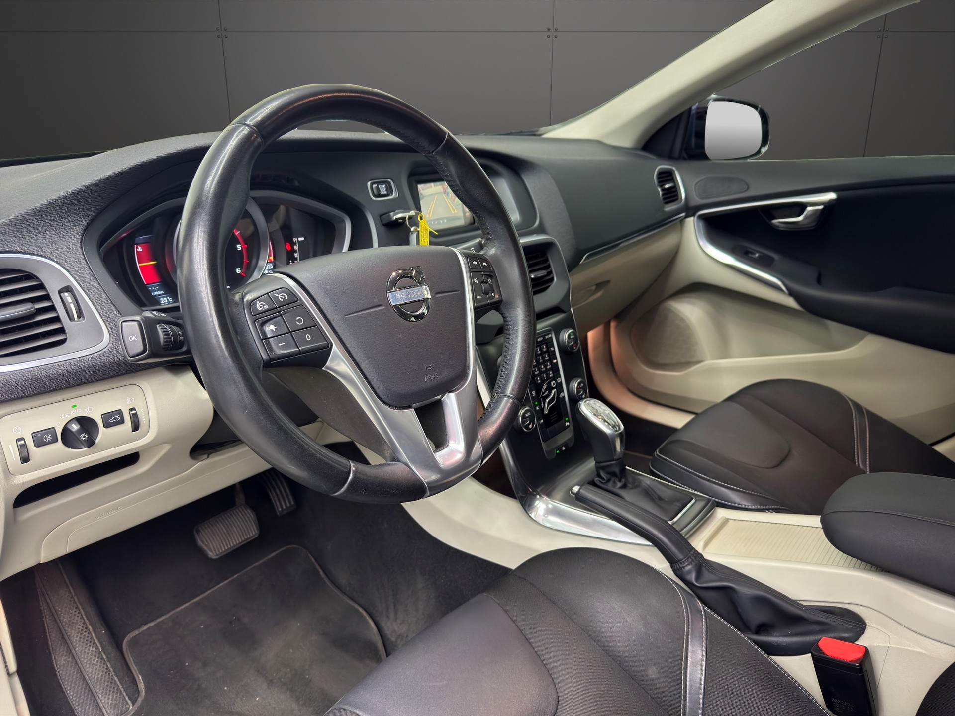 VOLVO V40 D3 Kinetic-image-9