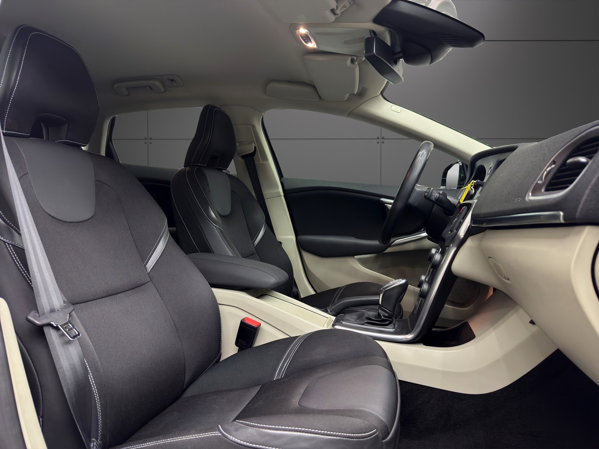 VOLVO V40 D3 Kinetic-image-13