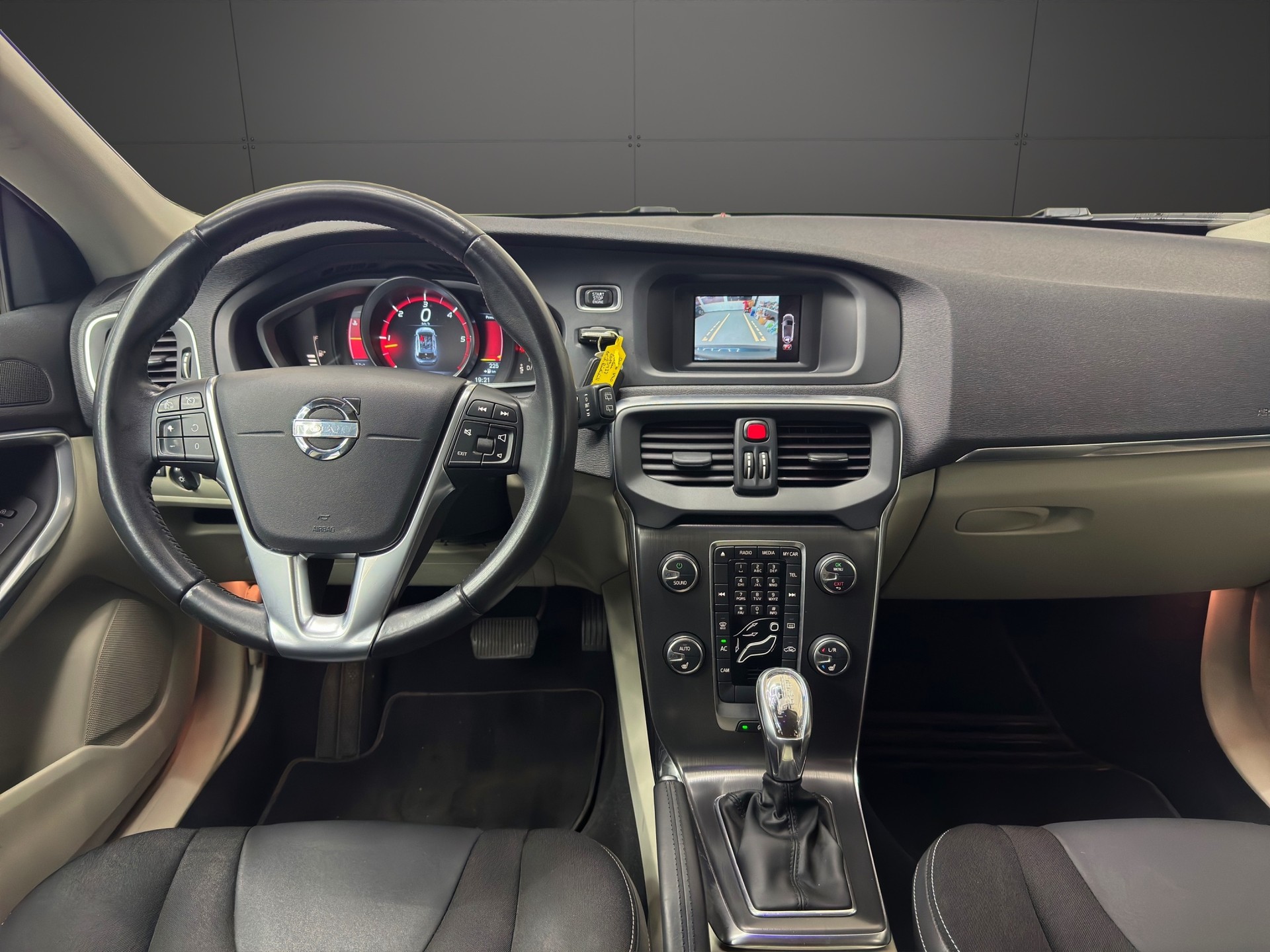 VOLVO V40 D3 Kinetic-image-11