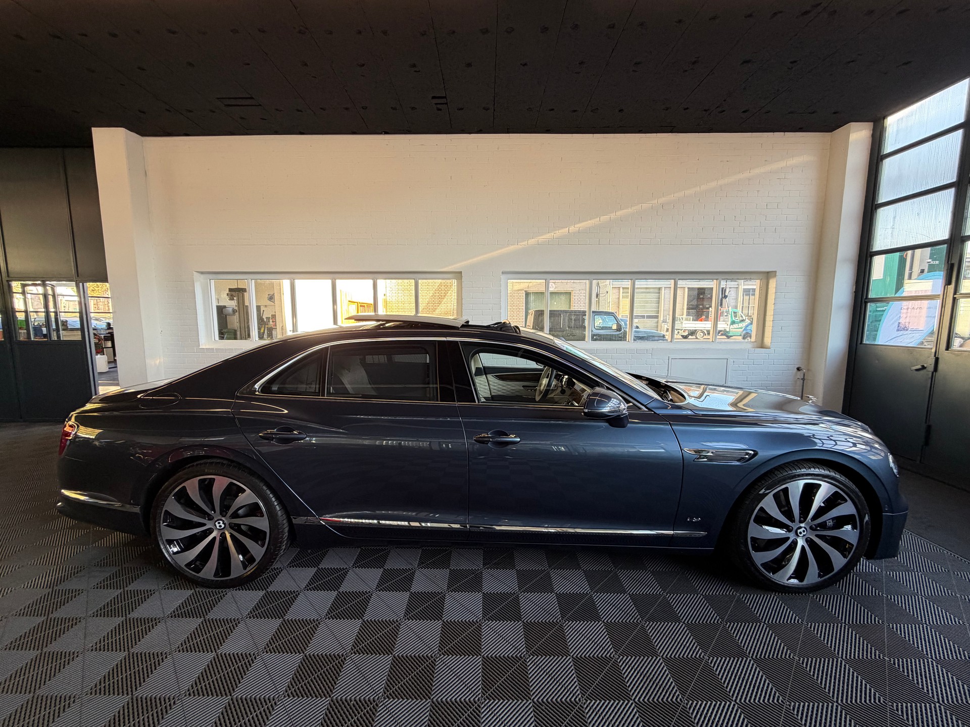 BENTLEY Flying Spur 4.0 V8 Mulliner * 550 PS * 4X4 *-image-1