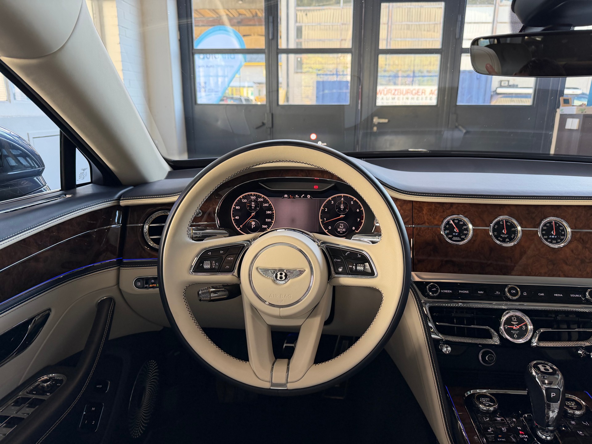 BENTLEY Flying Spur 4.0 V8 Mulliner * 550 PS * 4X4 *-image-17