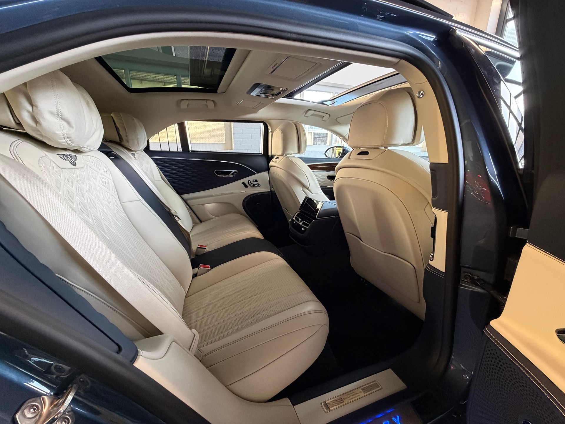 BENTLEY Flying Spur 4.0 V8 Mulliner * 550 PS * 4X4 *-image-11