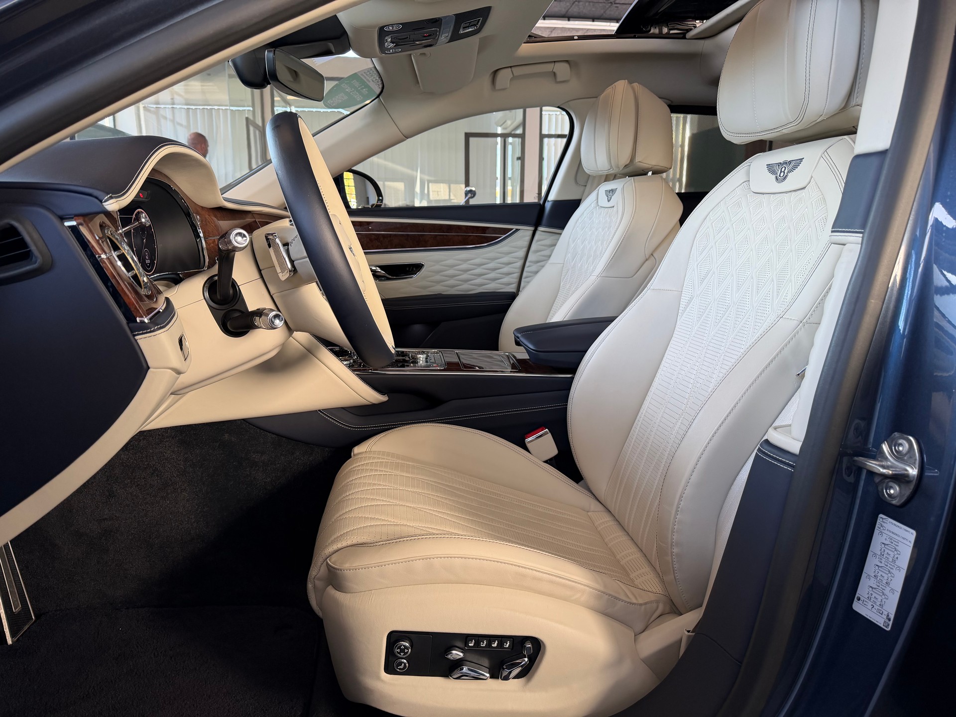 BENTLEY Flying Spur 4.0 V8 Mulliner * 550 PS * 4X4 *-image-14