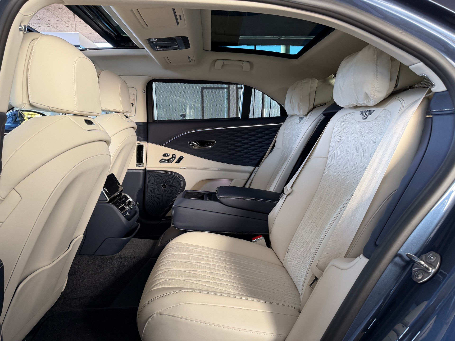 BENTLEY Flying Spur 4.0 V8 Mulliner * 550 PS * 4X4 *-image-12