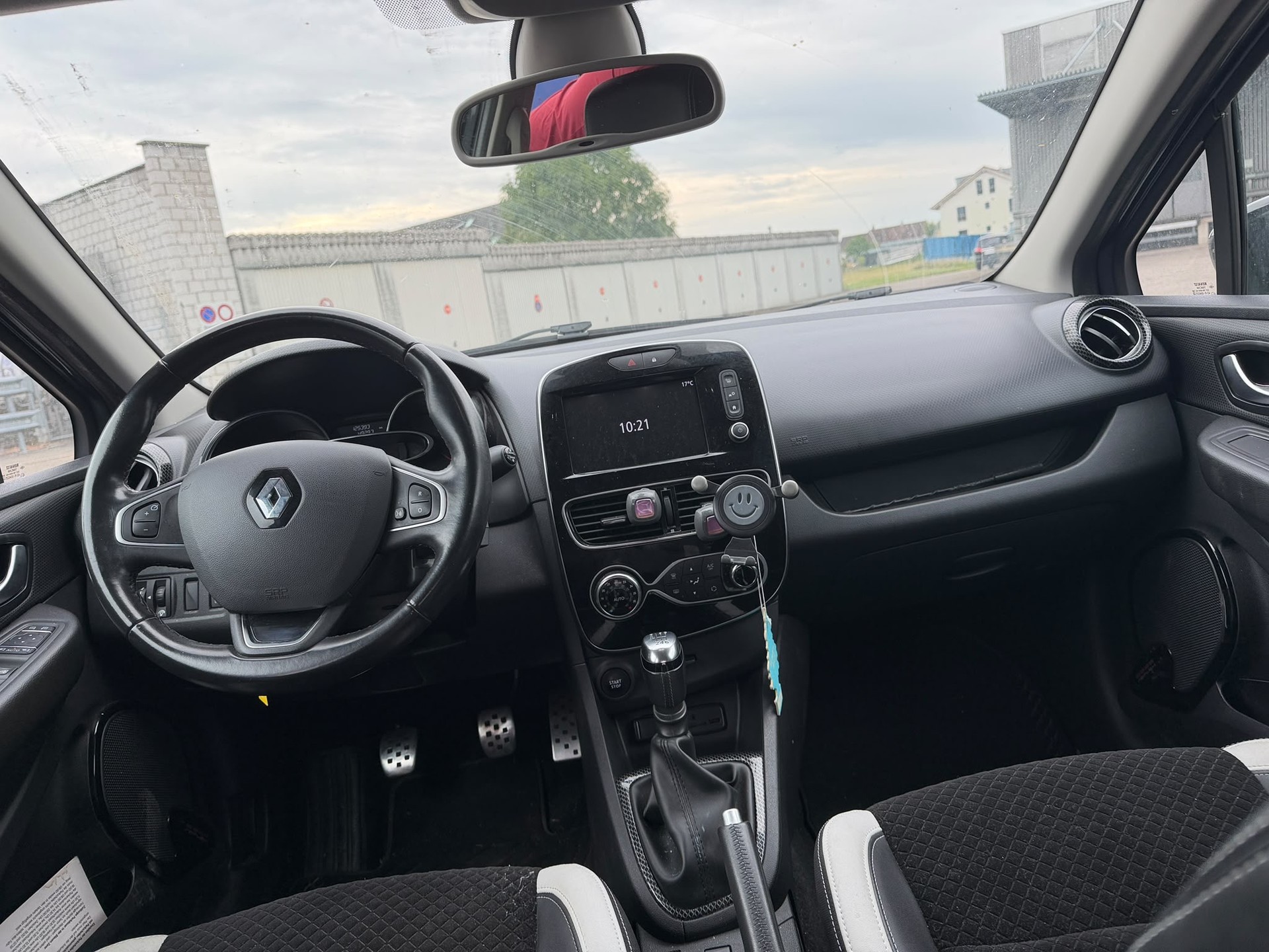 RENAULT Clio 1.2 16V T Initiale Paris-image-9