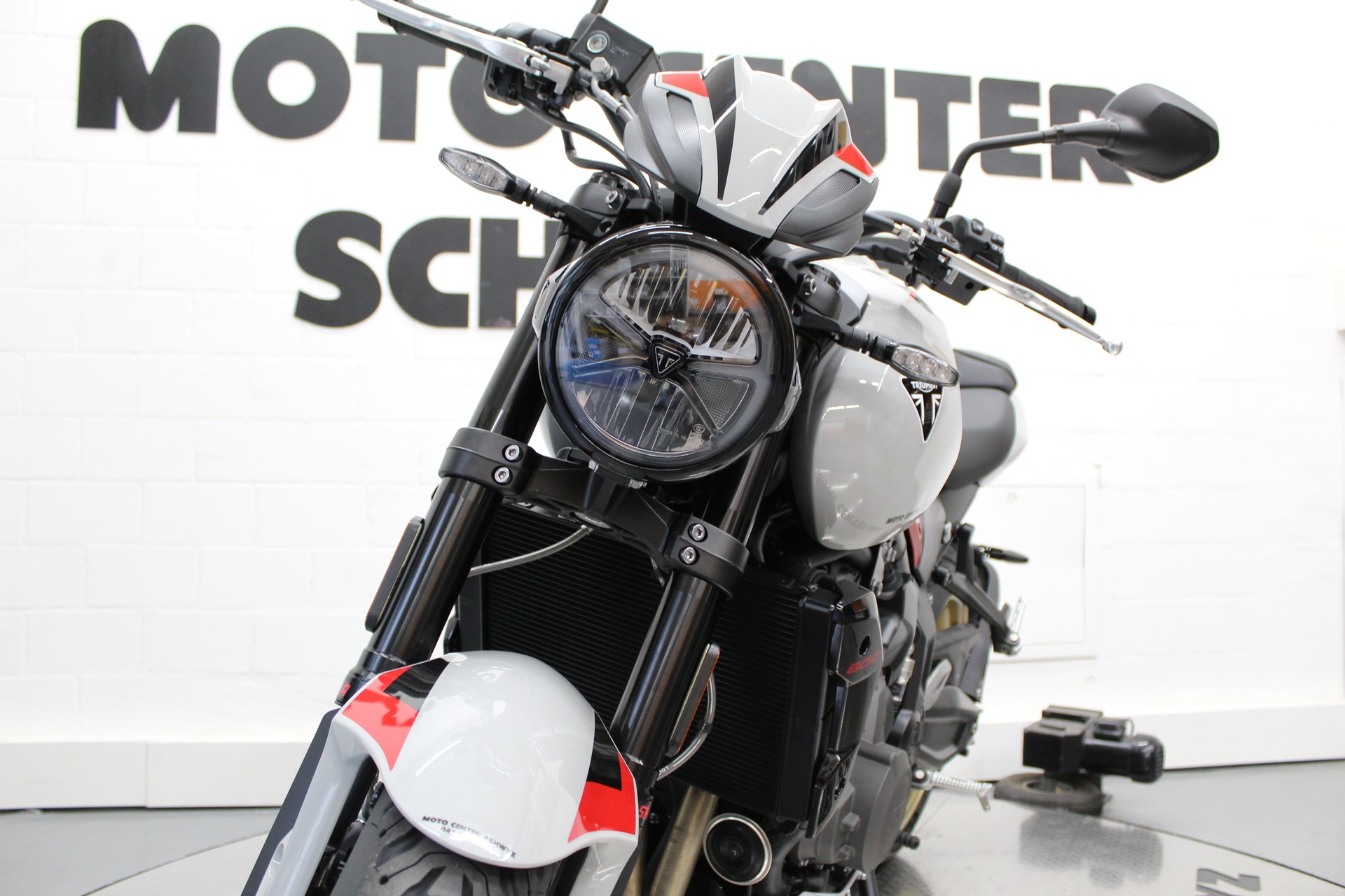 TRIUMPH Trident 800-image-4