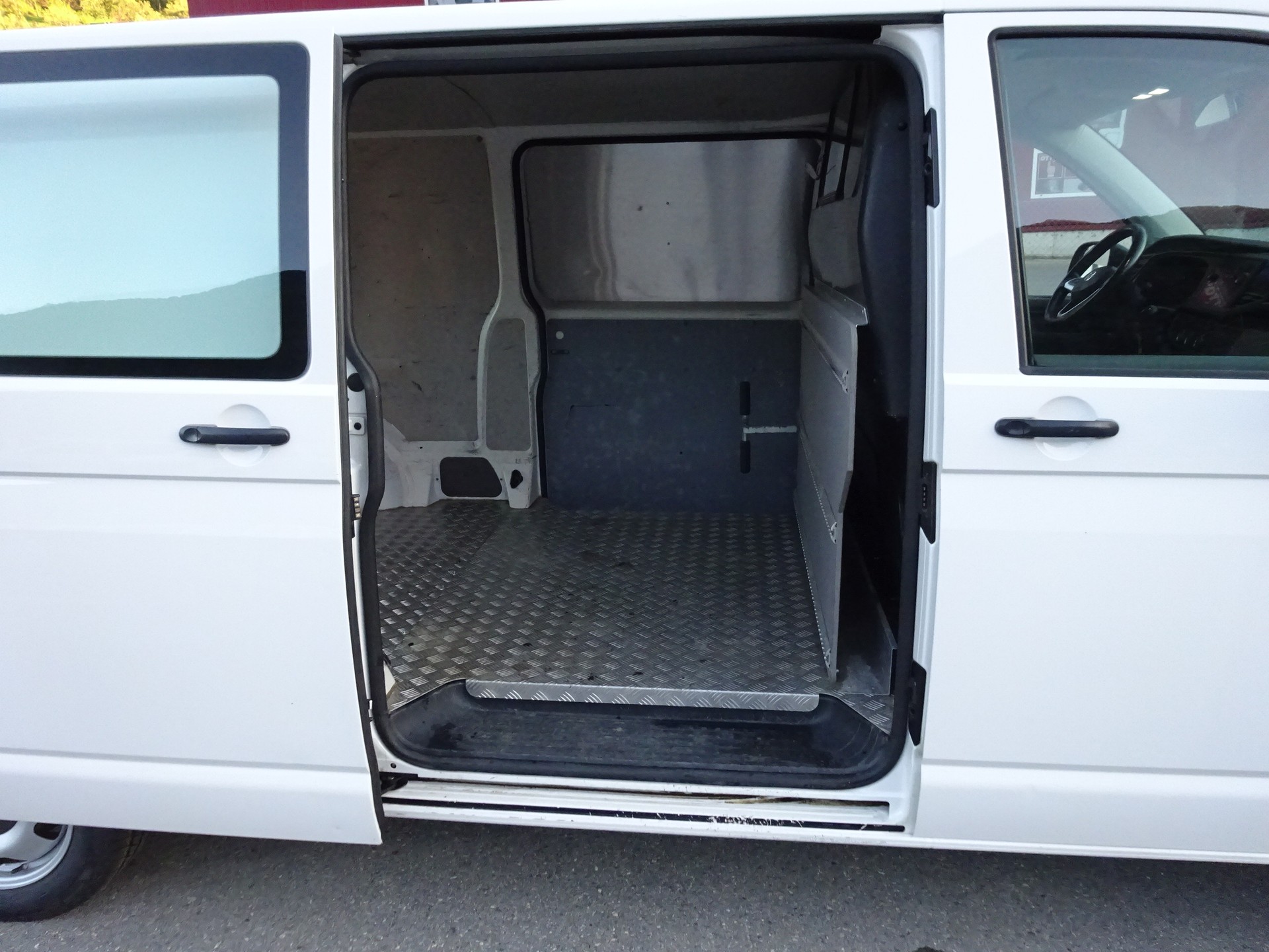 VW T6.1 2.0 TDI 4Motion long-image-21
