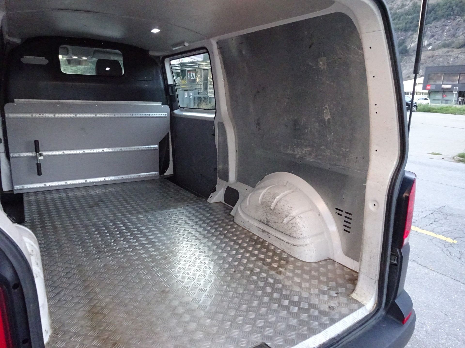 VW T6.1 2.0 TDI 4Motion long-image-26