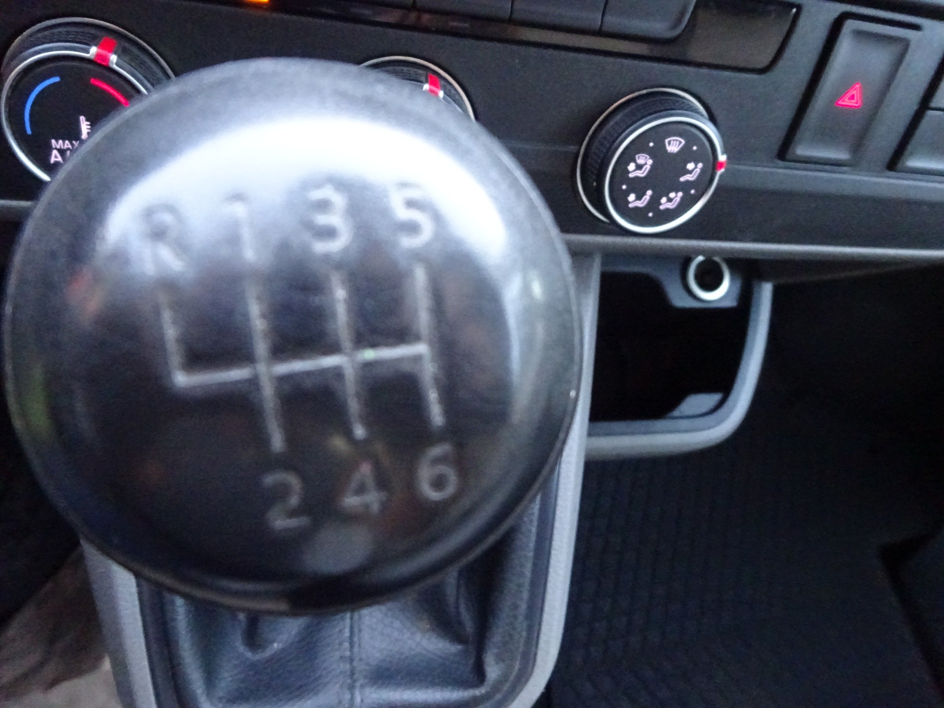 VW T6.1 2.0 TDI 4Motion long-image-10