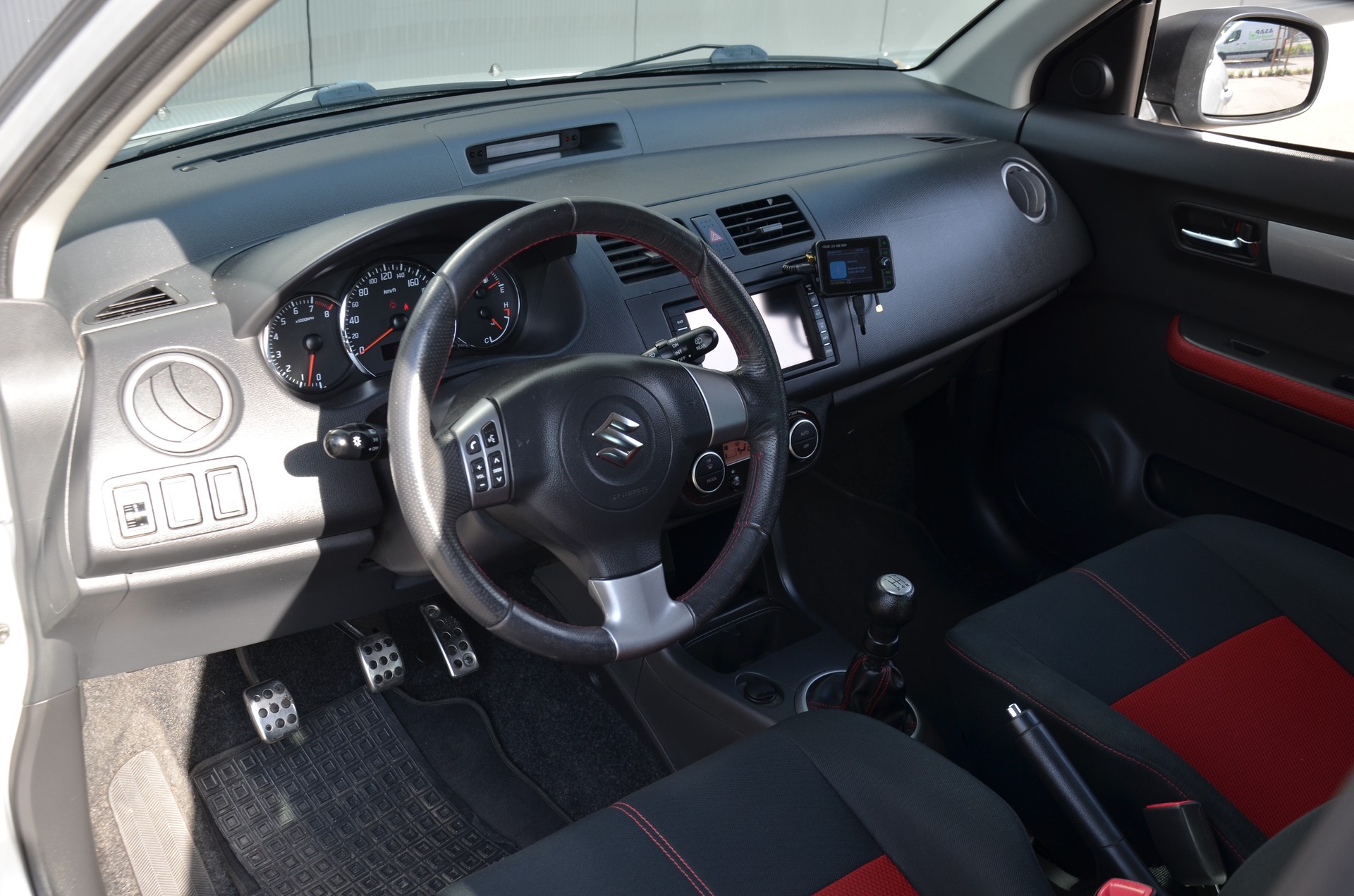 SUZUKI Swift 1.6i 16V Sport-image-11