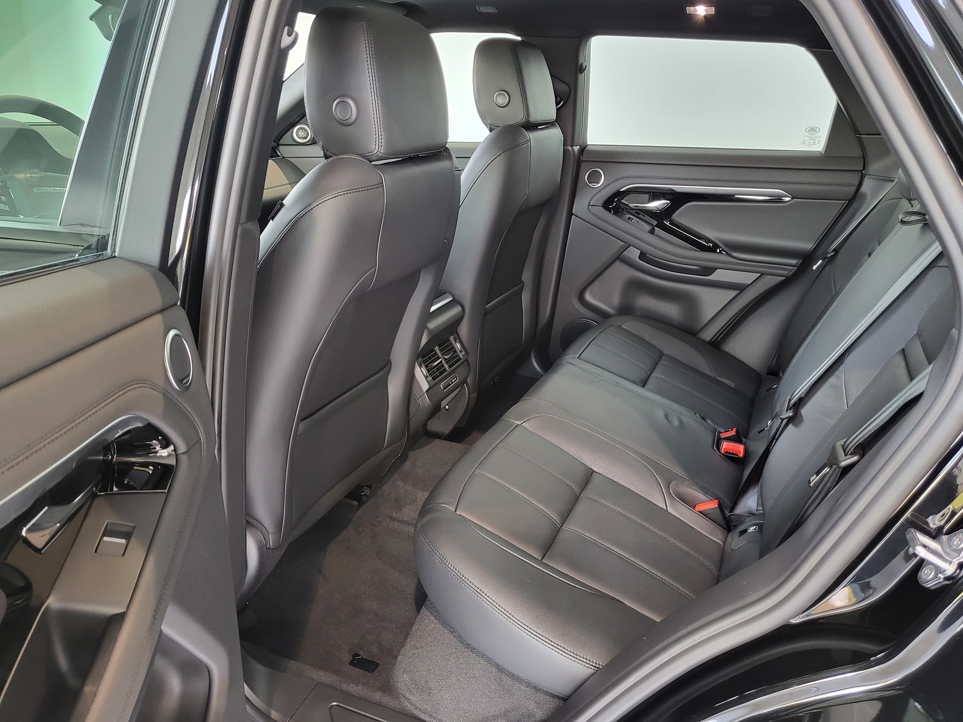 LAND ROVER Range Rover Evoque P 300e SE AT8-image-6