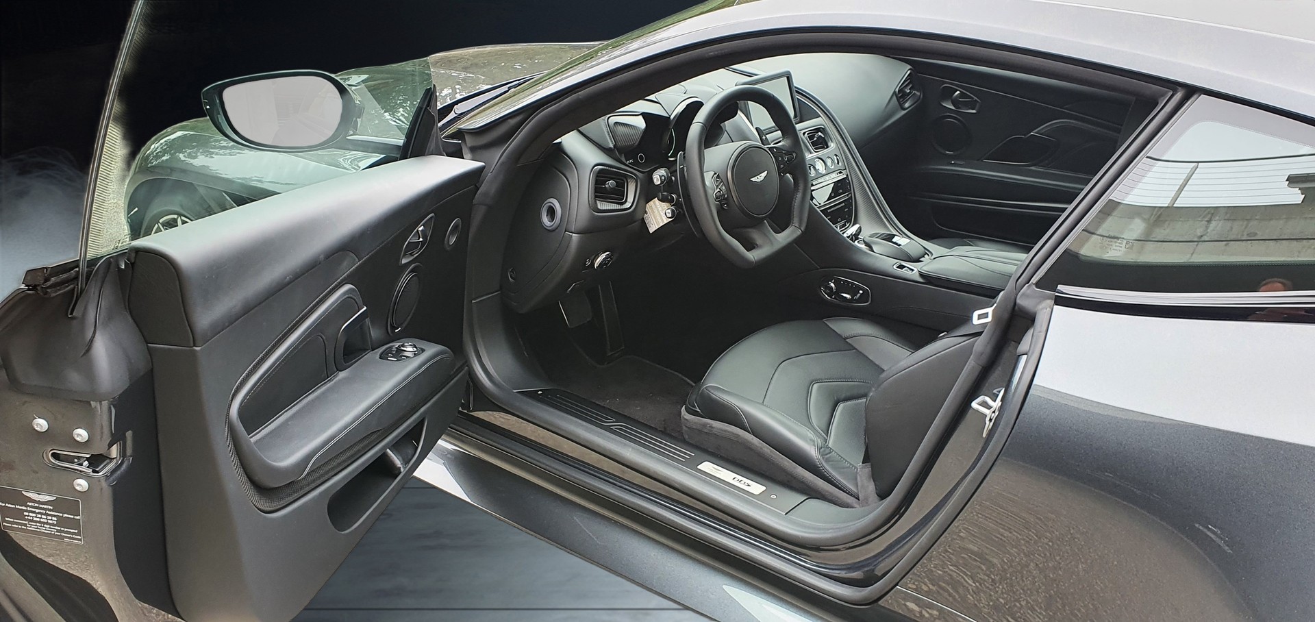 ASTON MARTIN DBS Coupé Superleggera-image-11