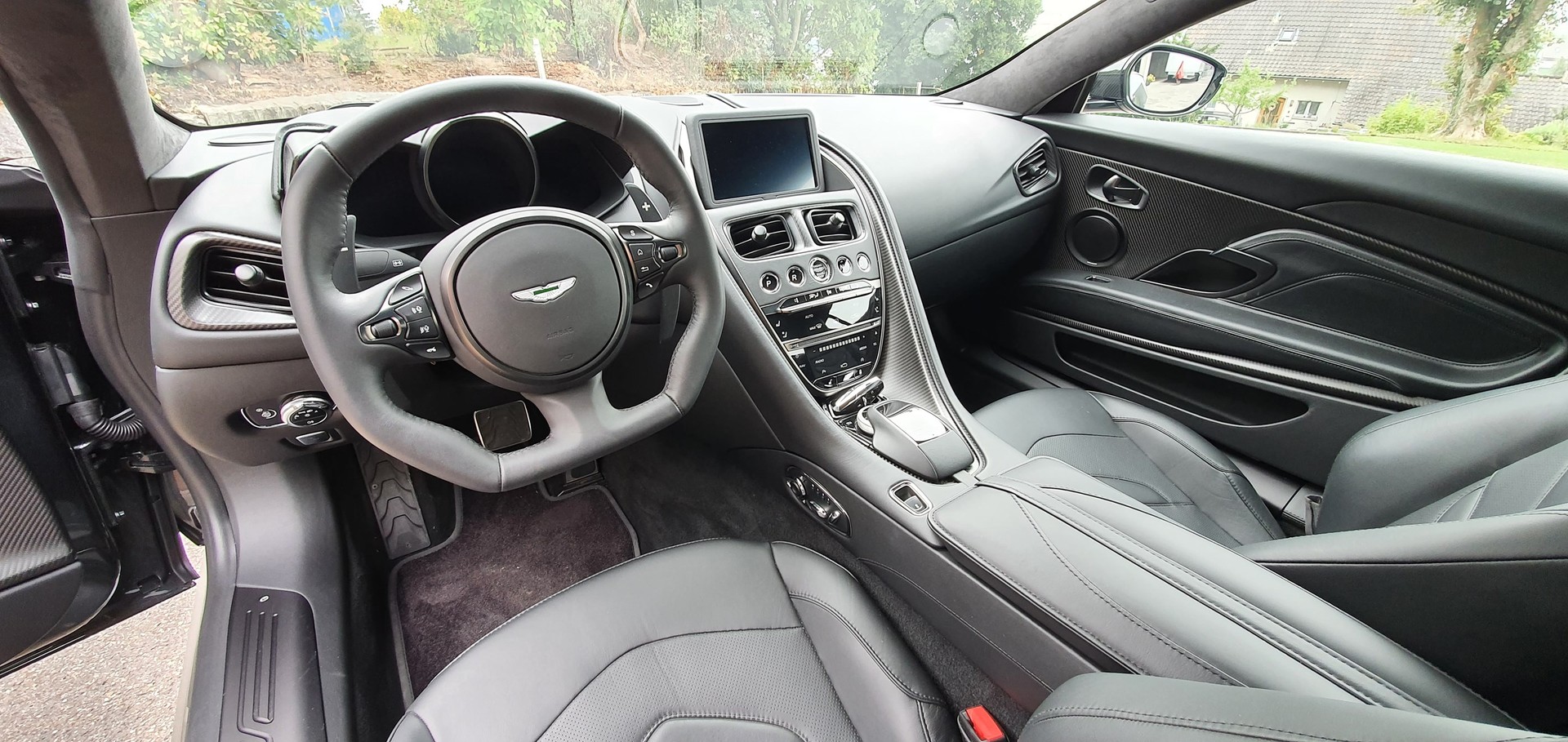 ASTON MARTIN DBS Coupé Superleggera-image-13