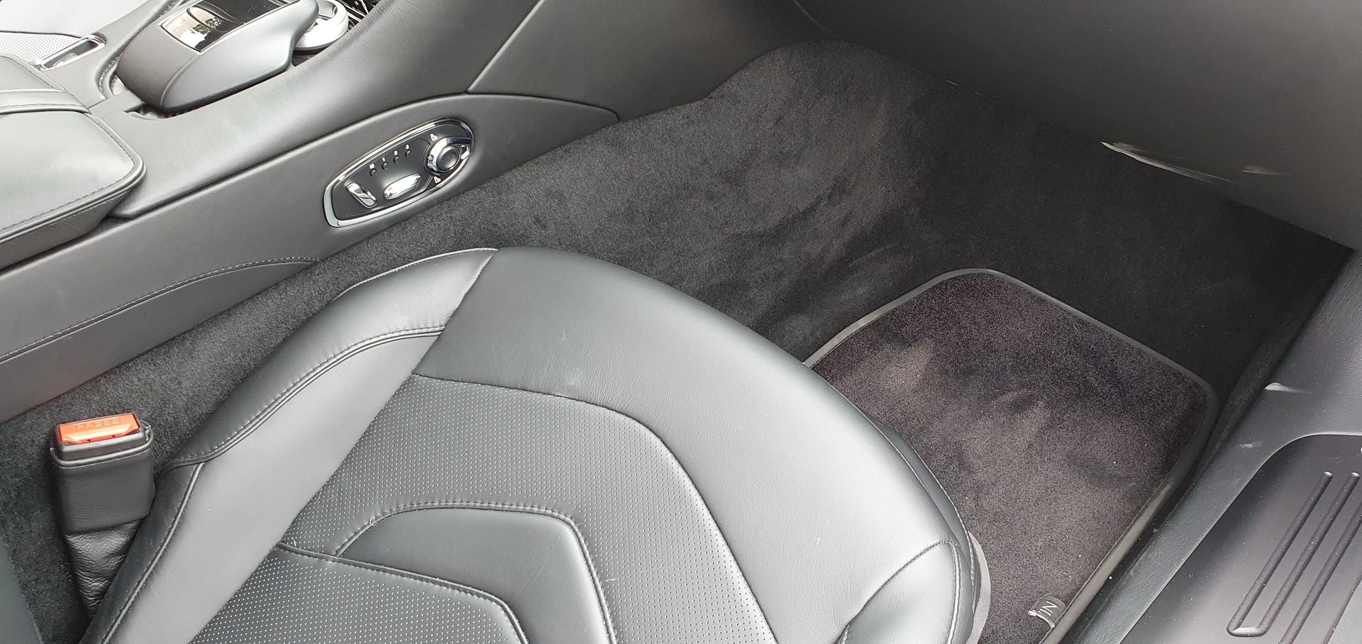 ASTON MARTIN DBS Coupé Superleggera-image-21