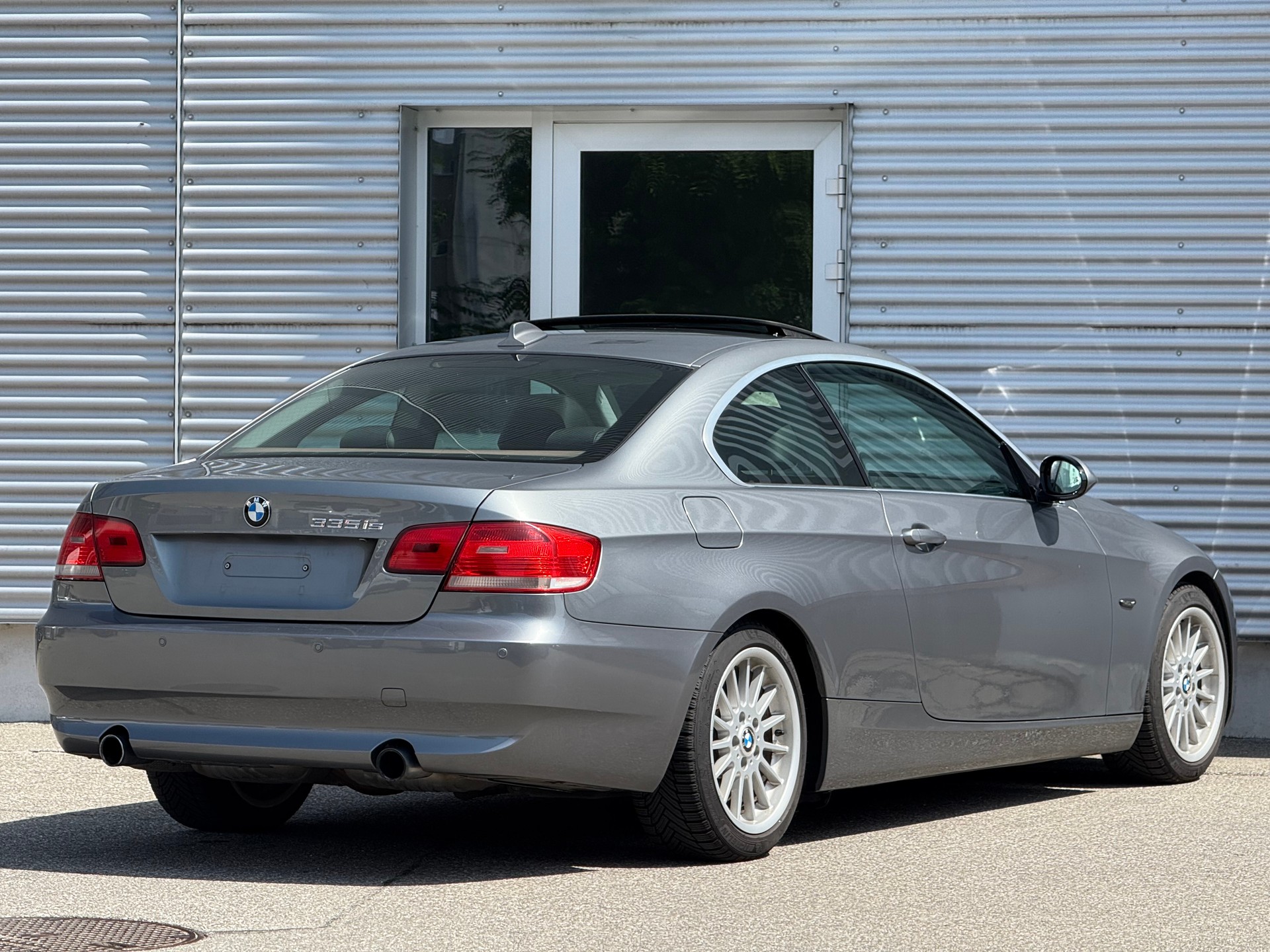BMW 335i Coupé-image-2