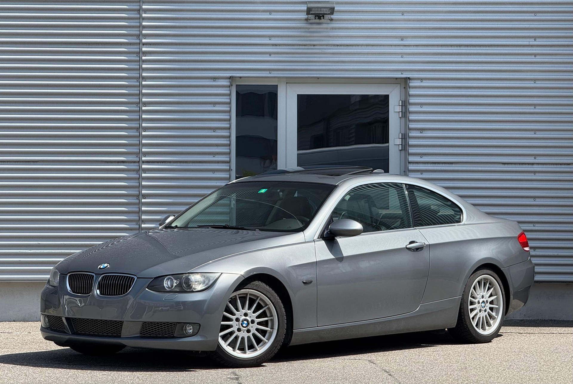 BMW 335i Coupé-image-0