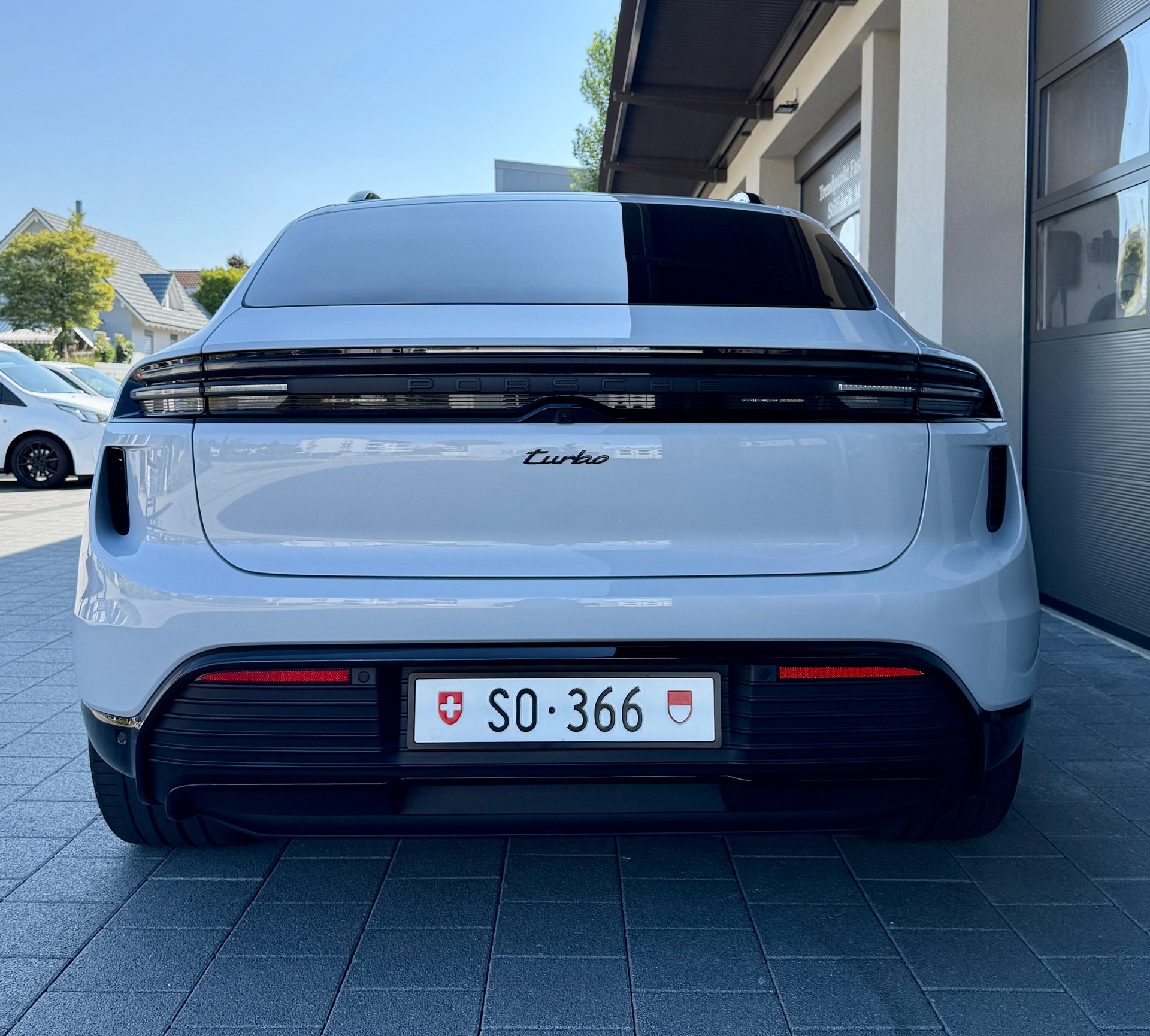 PORSCHE Macan Turbo 100kWh-image-3