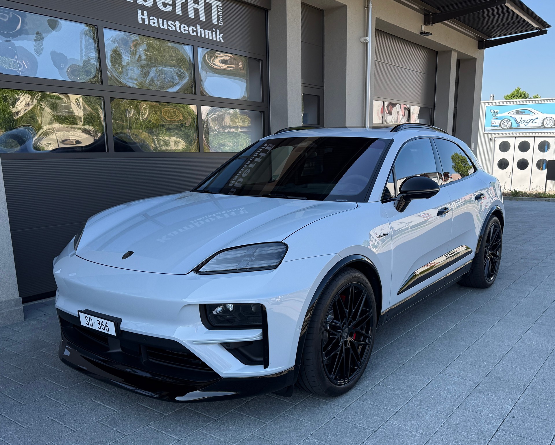 PORSCHE Macan Turbo 100kWh
