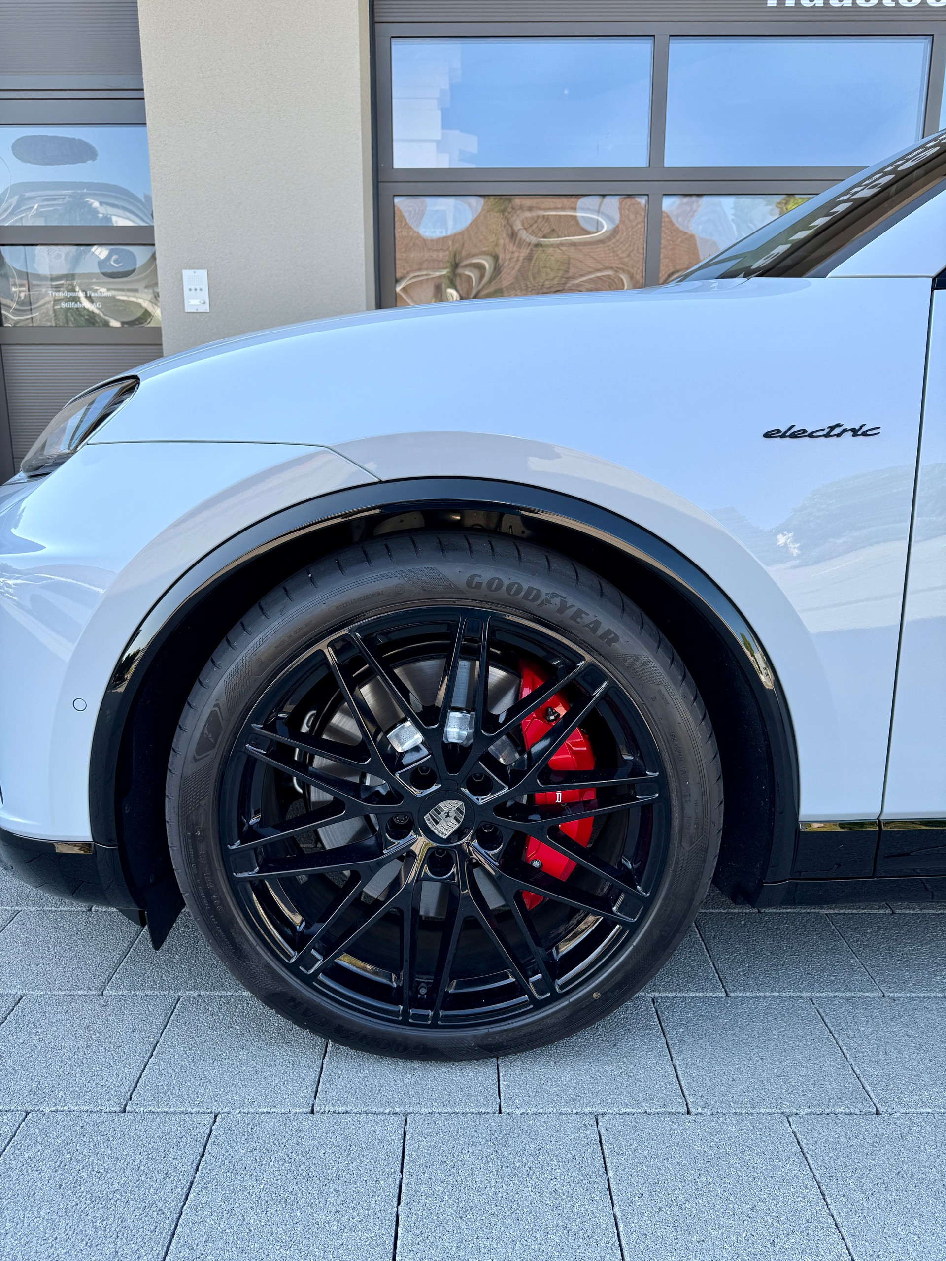 PORSCHE Macan Turbo 100kWh-image-7