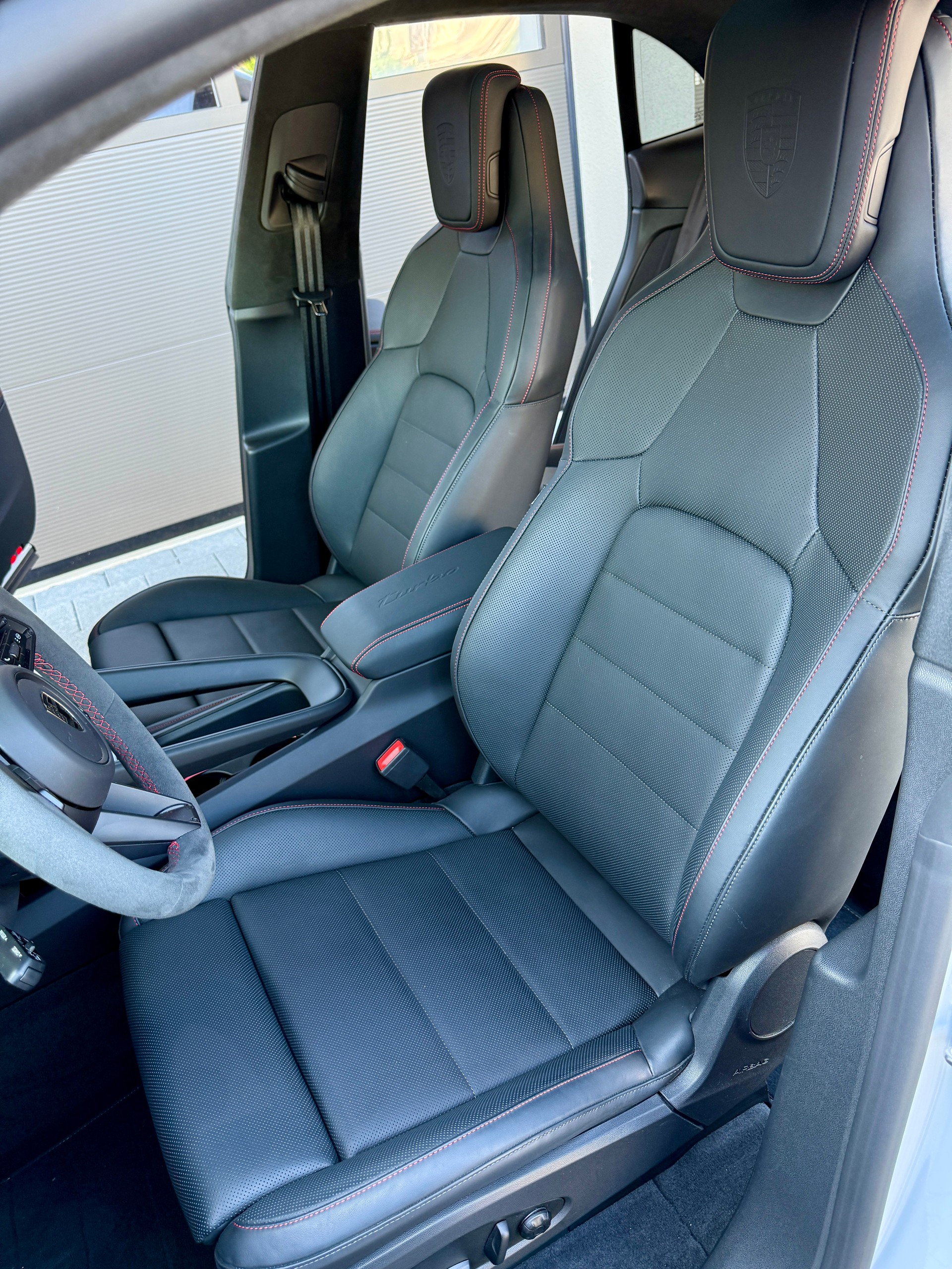 PORSCHE Macan Turbo 100kWh-image-9