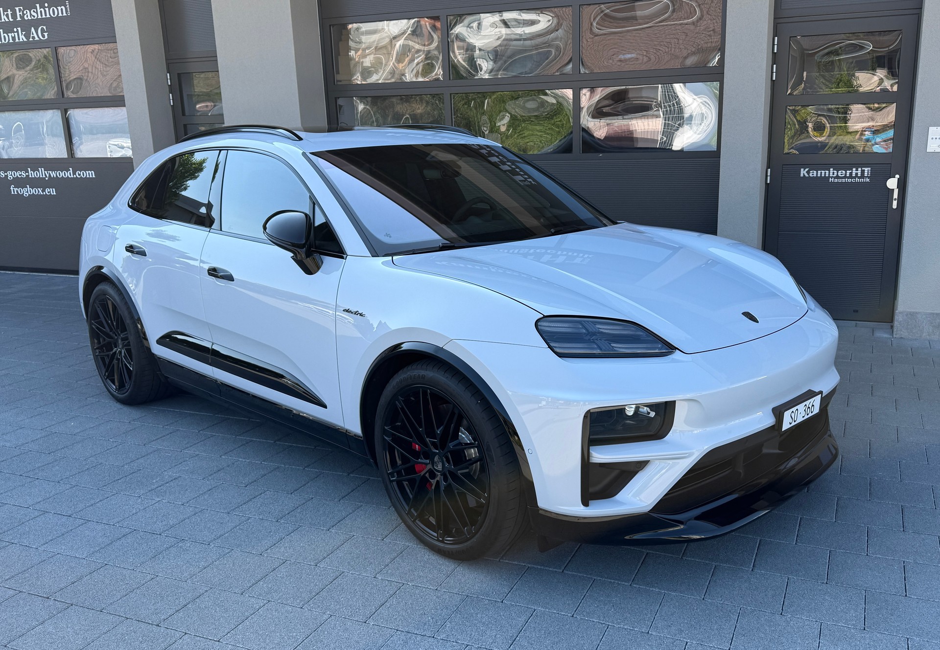 PORSCHE Macan Turbo 100kWh-image-5