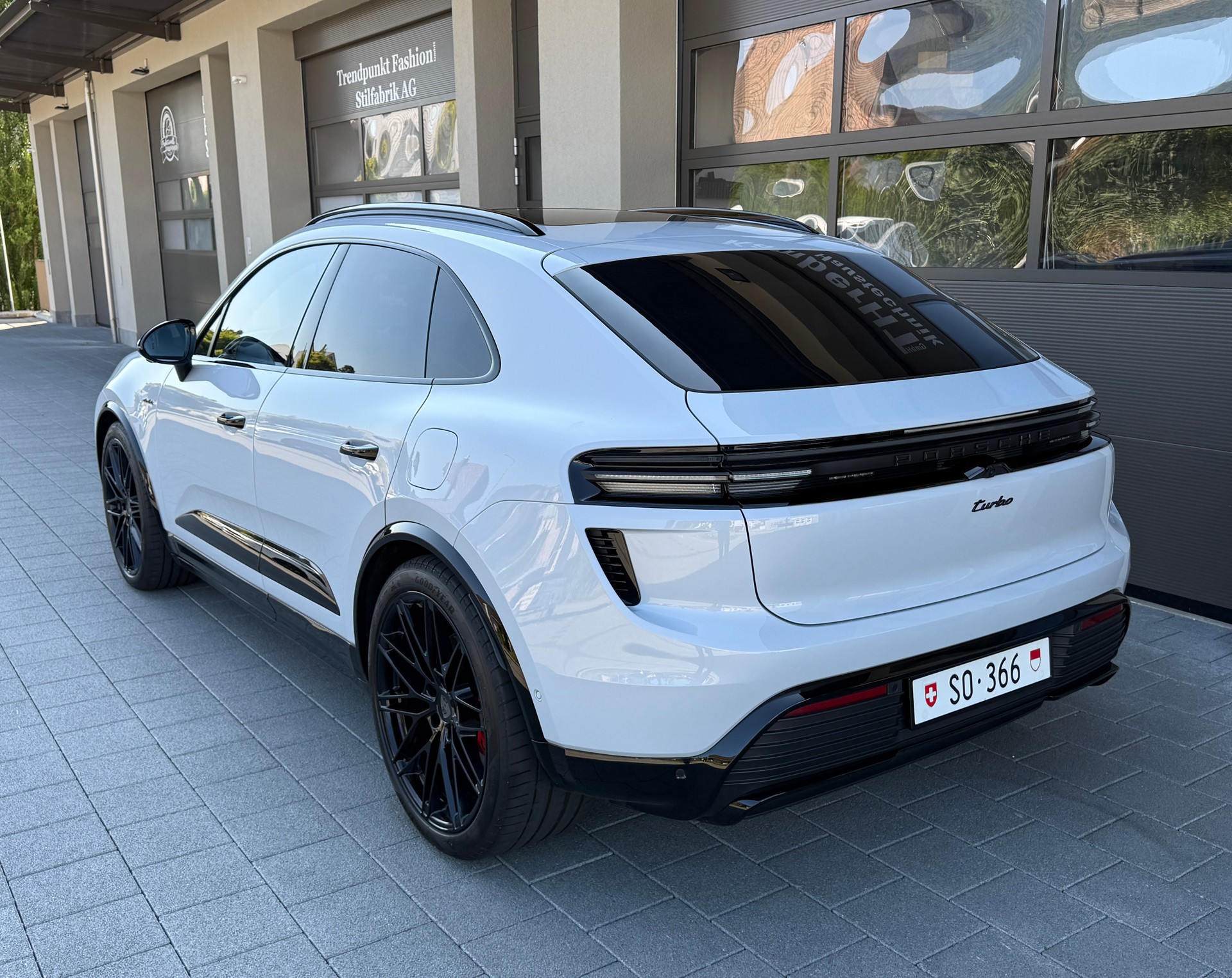 PORSCHE Macan Turbo 100kWh-image-1