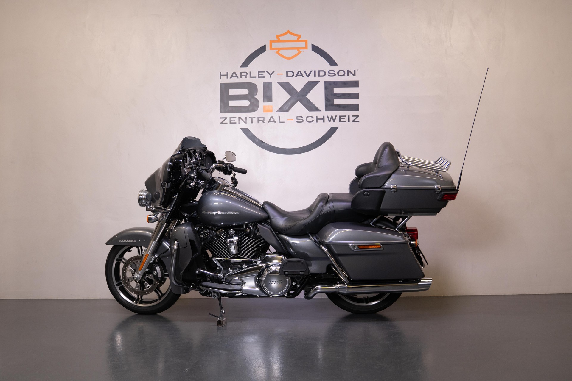 HARLEY-DAVIDSON FLHTK Electra Glide Ultra Limited 114-showroom-element-1