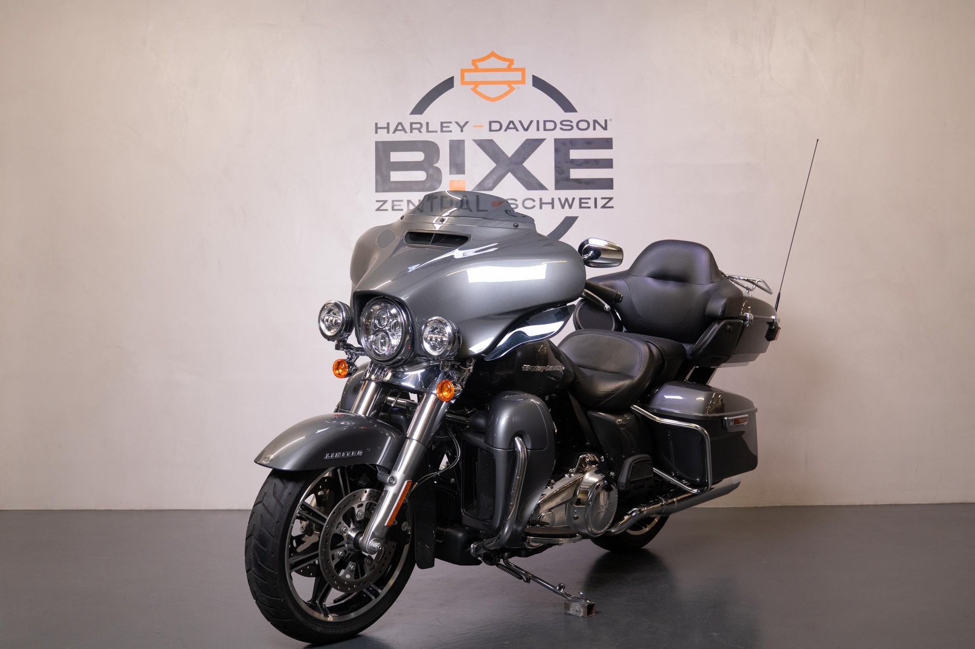 HARLEY-DAVIDSON FLHTK Electra Glide Ultra Limited 114-showroom-element-2