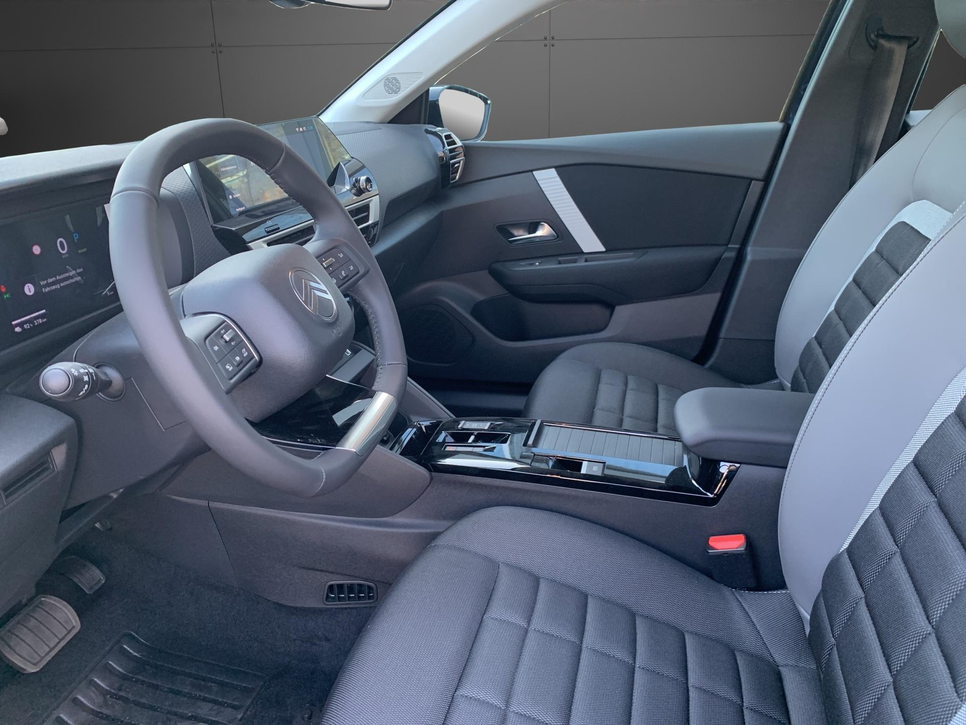 CITROEN e-C4 Plus-image-2