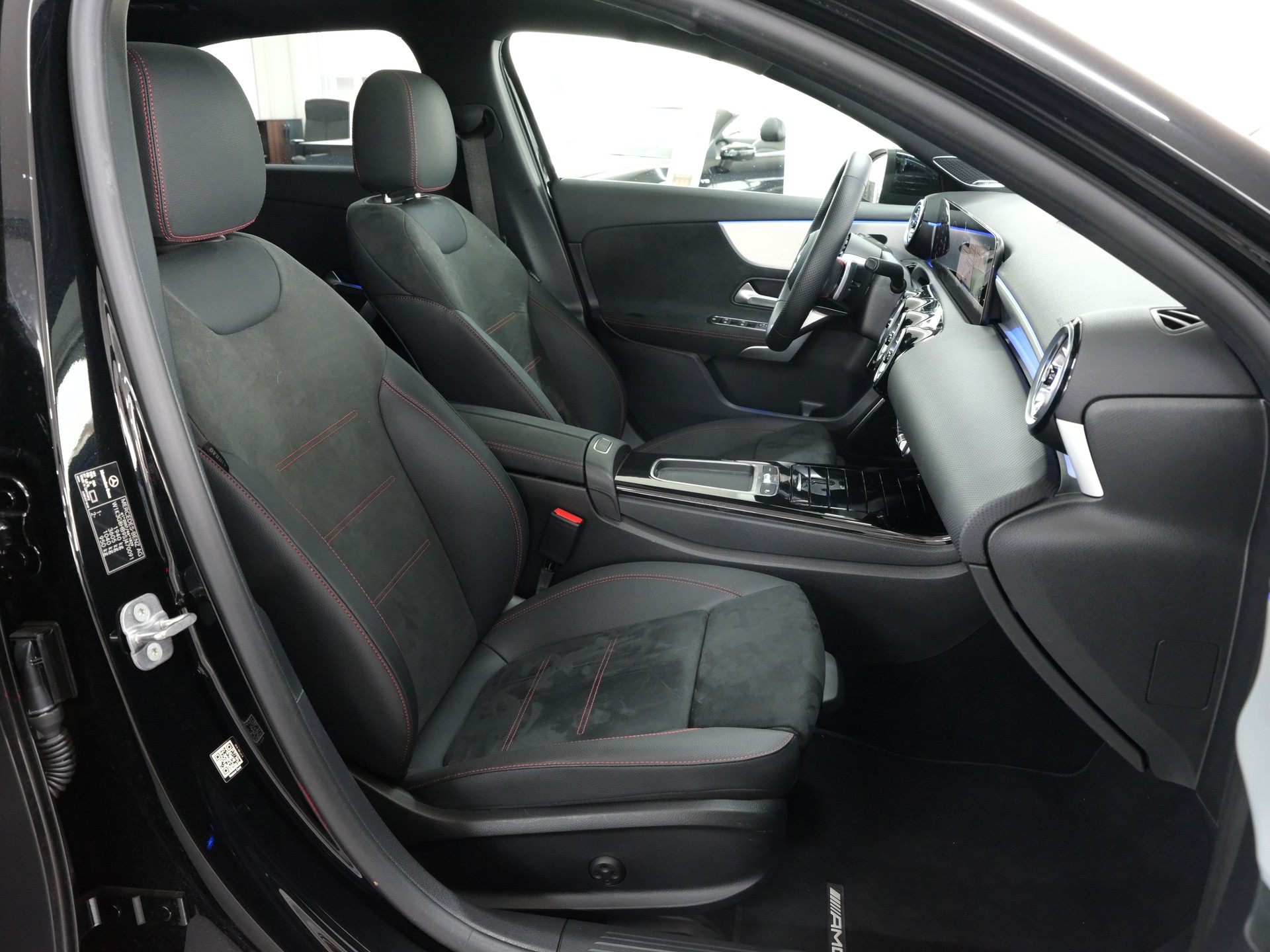 MERCEDES-BENZ A 200 7G-DCT AMG-LINE-image-12