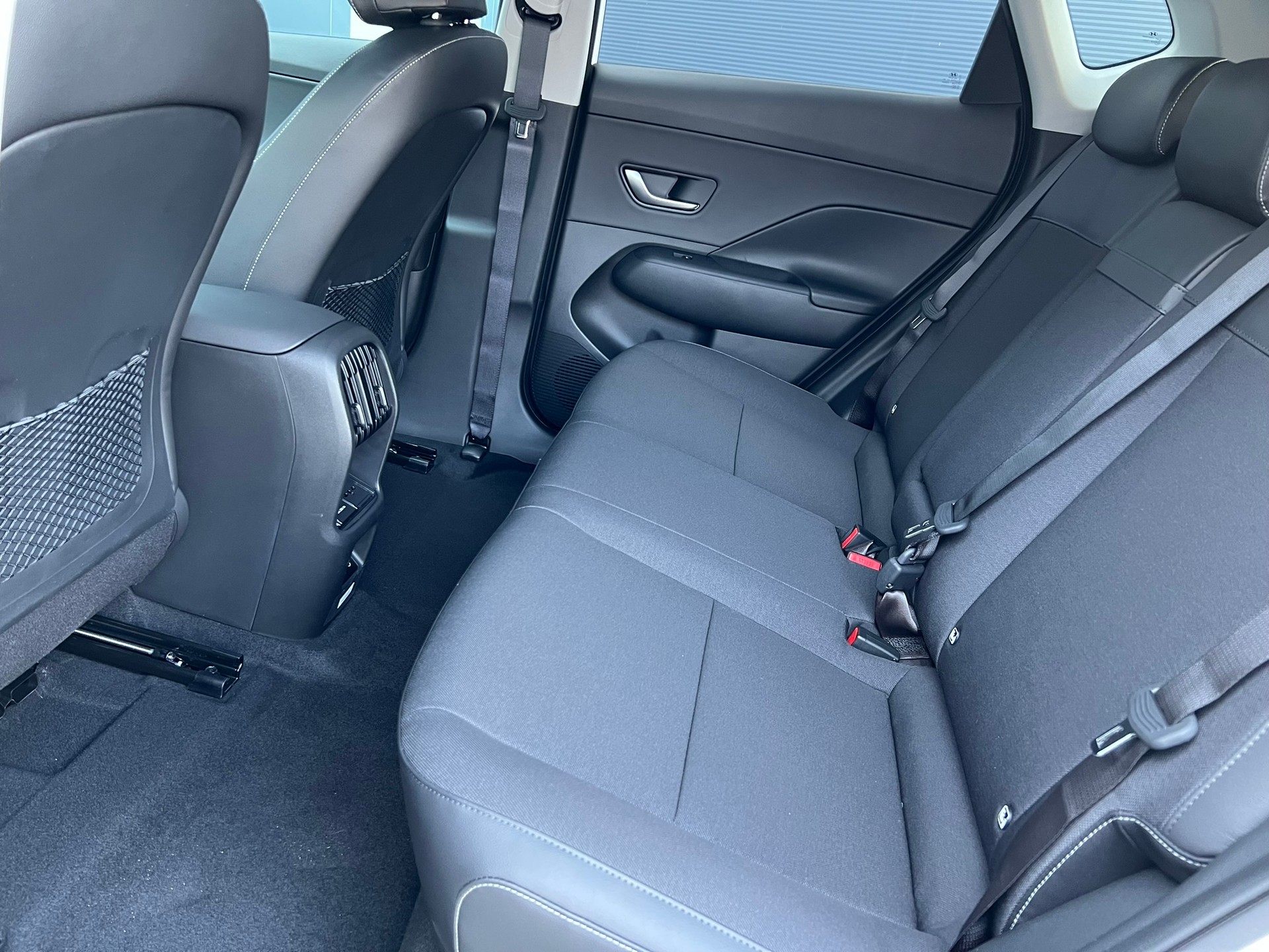 HYUNDAI Kona EV 65.4 kWh Amplia-image-10