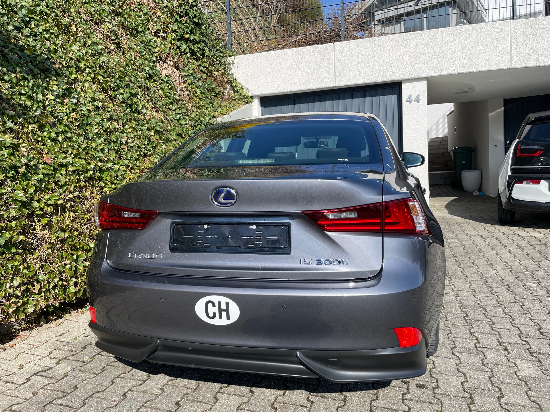 LEXUS IS 300h Automatic-image-3