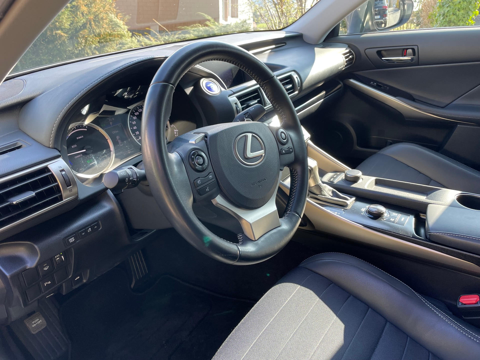 LEXUS IS 300h Automatic-image-4