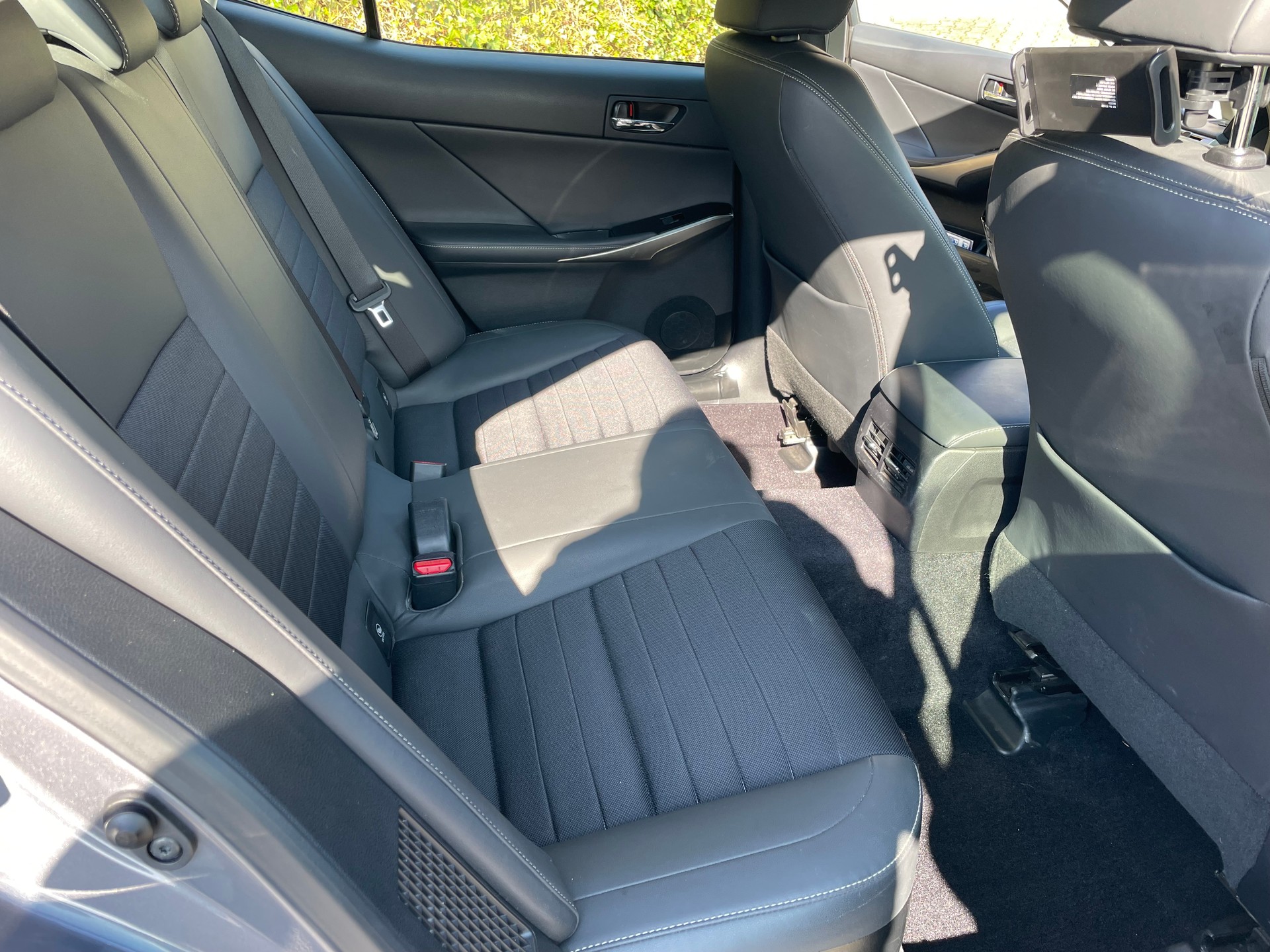 LEXUS IS 300h Automatic-image-6
