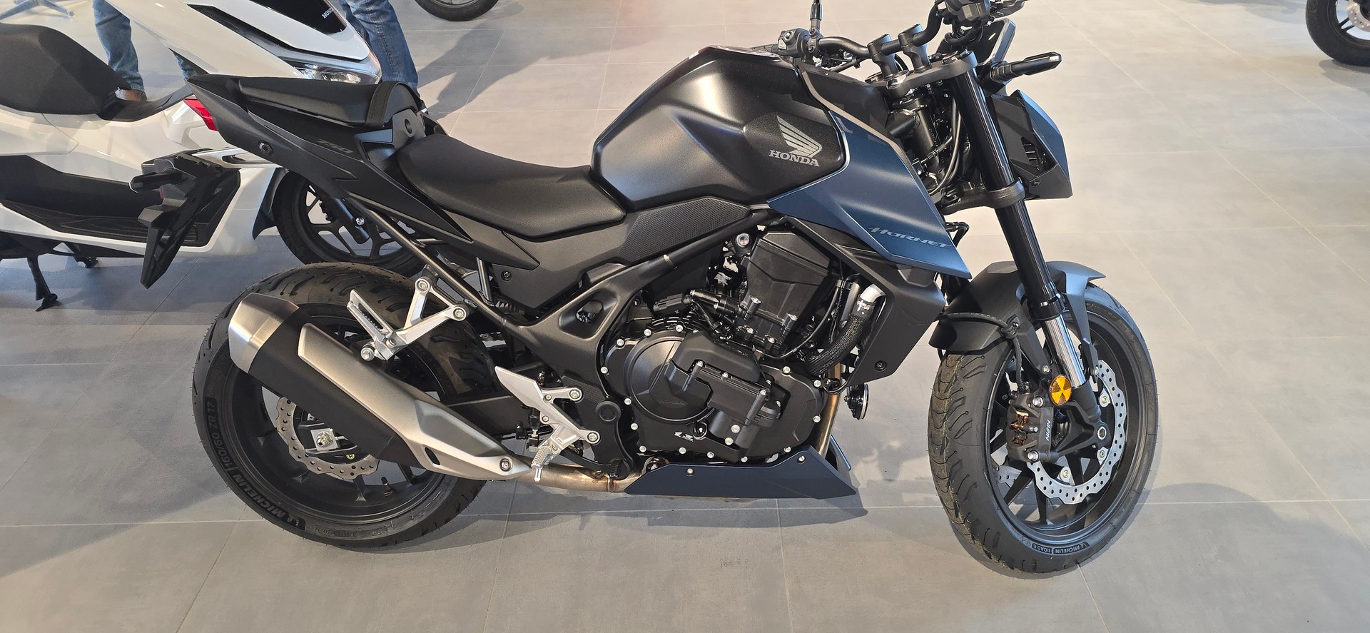 HONDA CB 750 Hornet E-Clutch-image-3