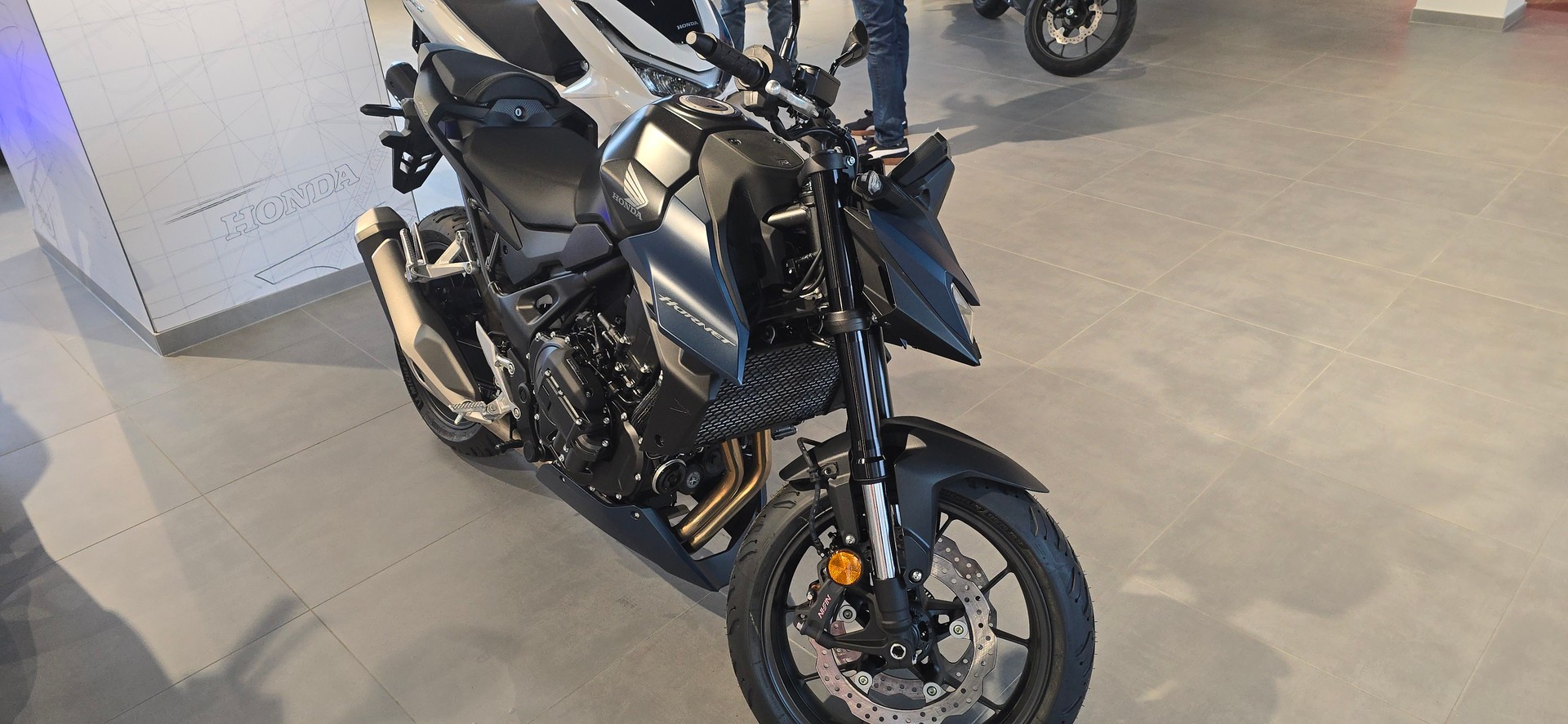 HONDA CB 750 Hornet E-Clutch-image-2