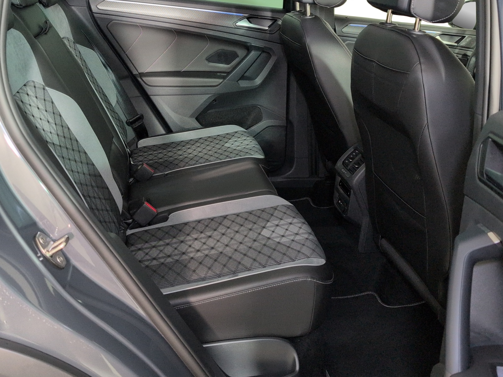 VW Tiguan 2.0 TDI SCR R-Line 4Motion DSG-image-8