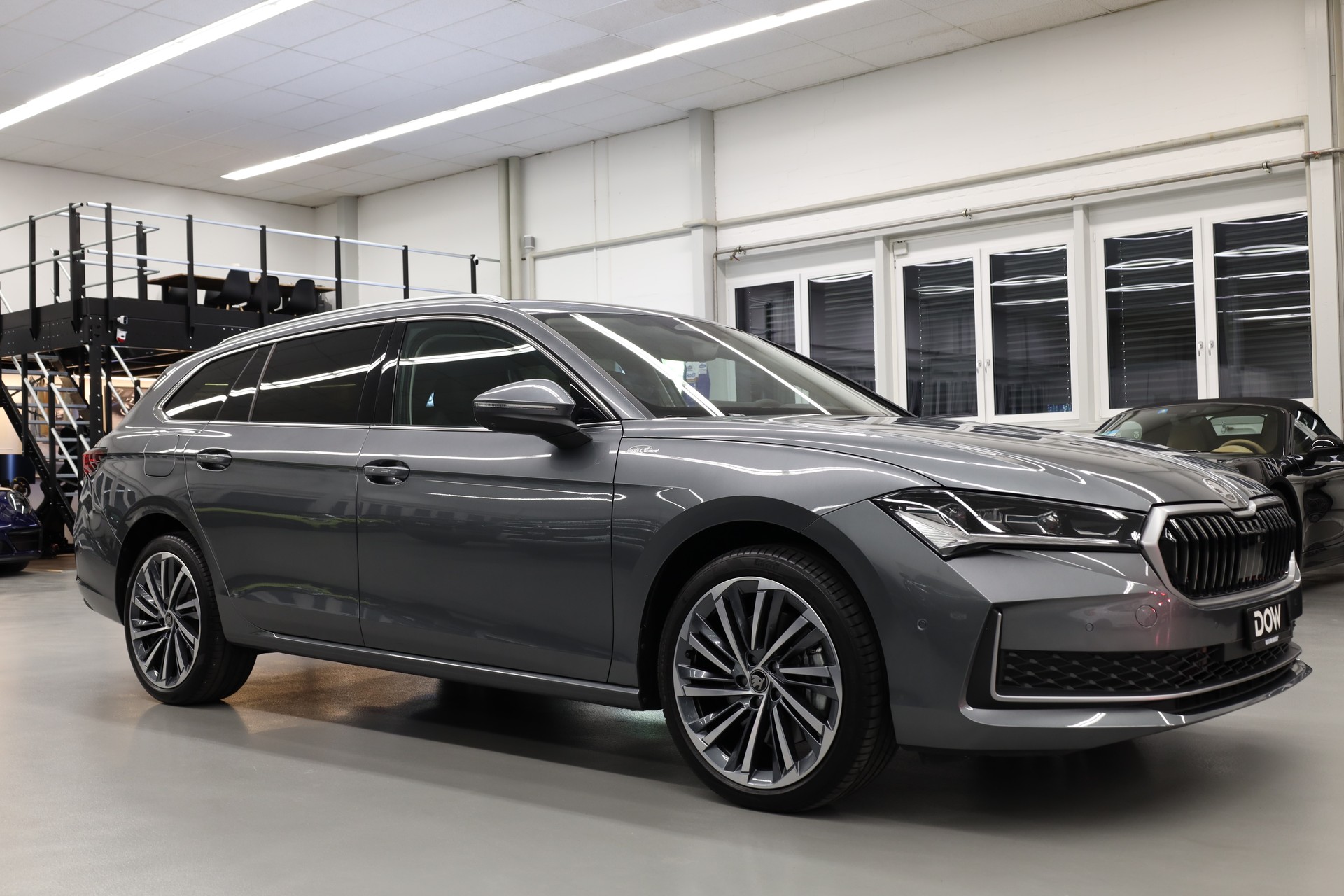 SKODA Superb Combi 2.0 TSI L & K DSG-showroom-element-1