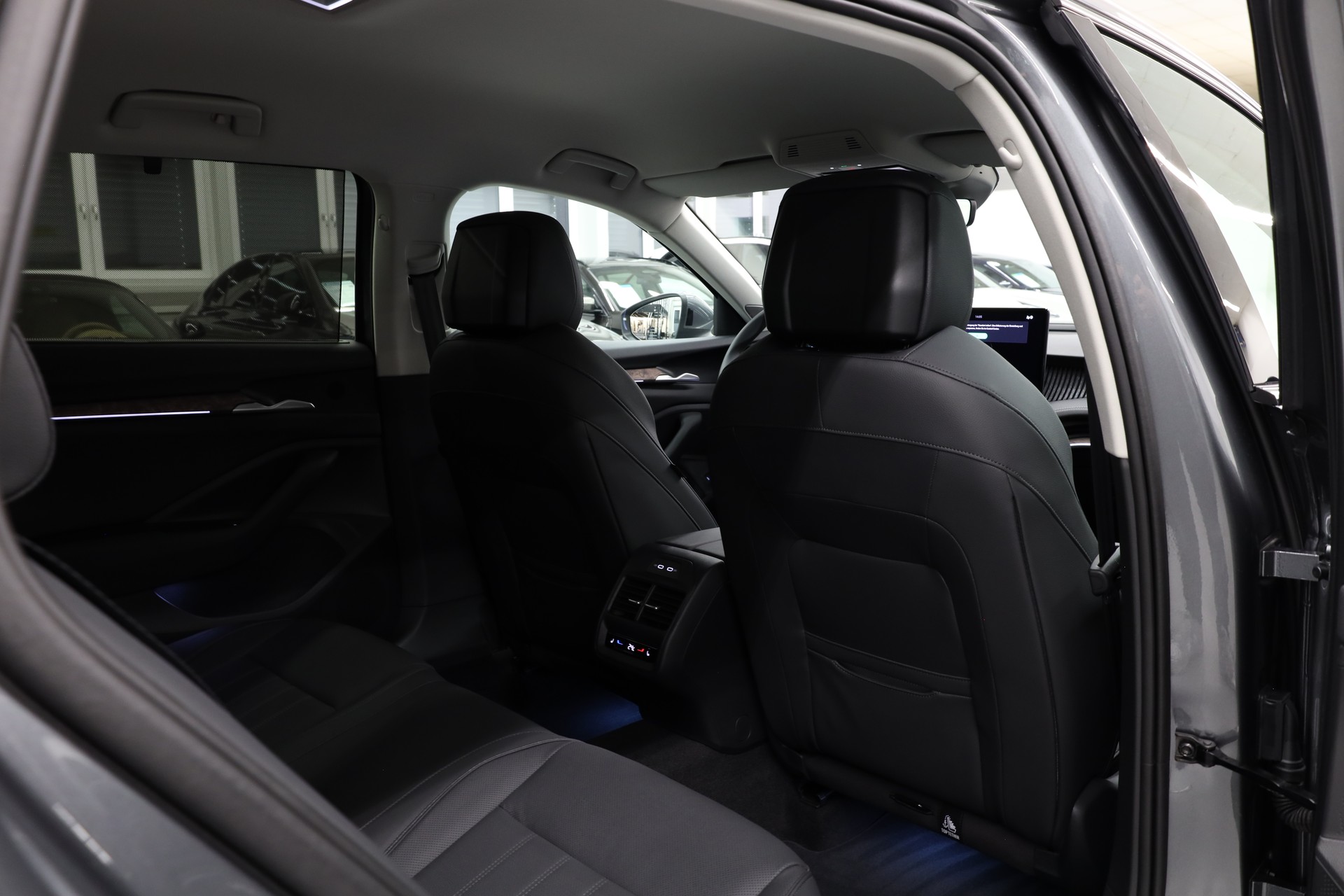 SKODA Superb Combi 2.0 TSI L & K DSG-image-24