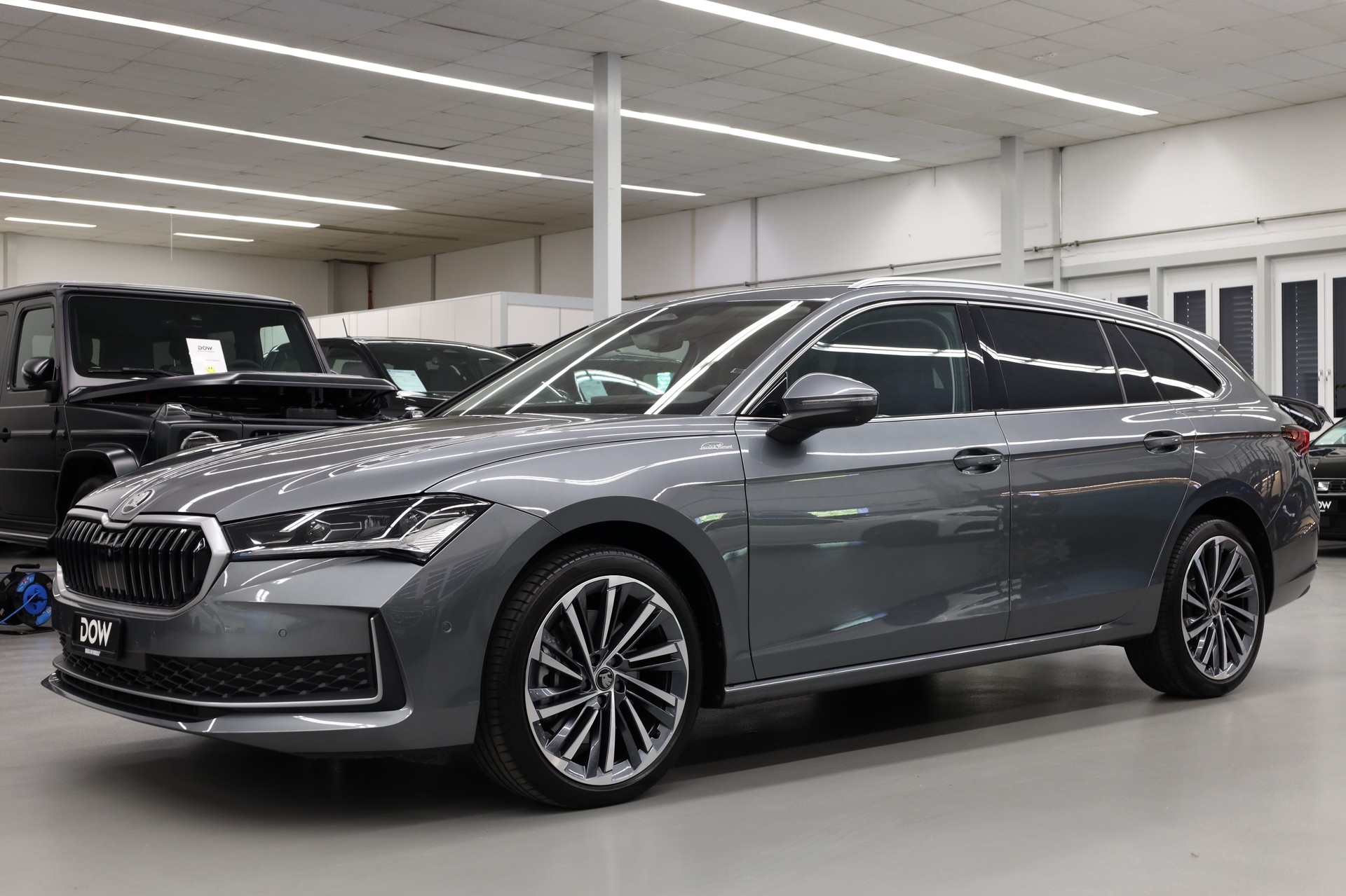 SKODA Superb Combi 2.0 TSI L & K DSG-showroom-element-3