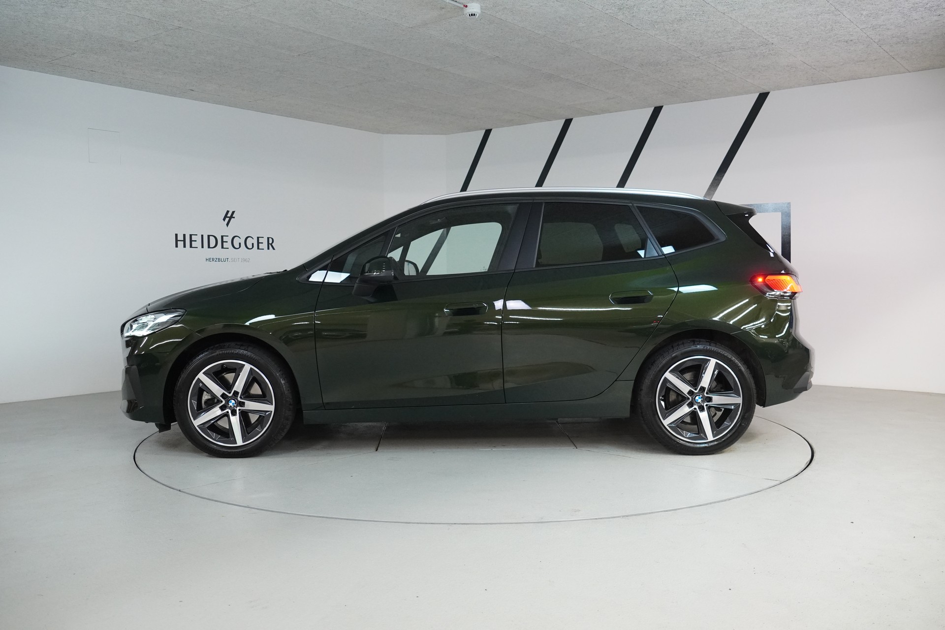 BMW 223i Active Tourer xDrive DKG-showroom-element-3